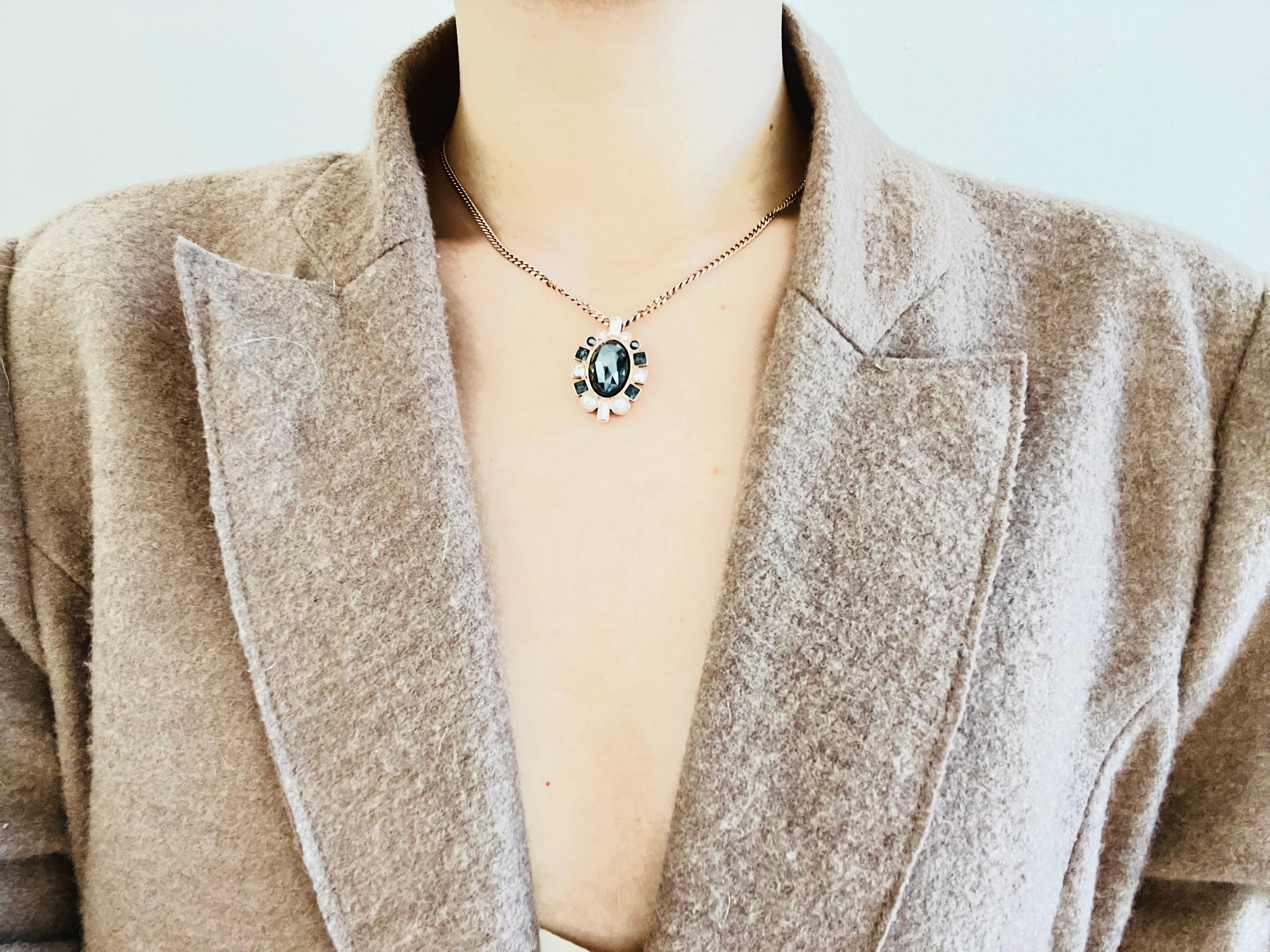 Swarovski Collier pendentif en or rose avec gros cristaux ovales noirs et blancs et perles en vente 1