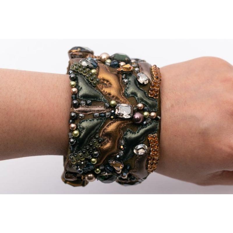 Daniel Swarovski - Leather cuff bracelet embroidered with beads.

Additional information:
Condition: Very good condition
Dimensions: Circumference: 17 cm (6,69 in) - Openning: 2 cm (0,79 in) - Width: 5,5 cm (2,17 in)

Seller Reference: BRA283