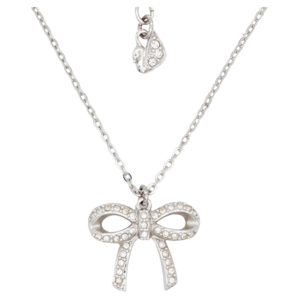 Swarovski Lifelong Knot Bow Crystals Ciondolo Collana elegante e carina A. Silver, rodiato

La collezione Lifelong Bow utilizza il motivo del fiocco come simbolo d'amore civettuolo e divertente. Sofisticata e moderna, ma allo stesso tempo giocosa e