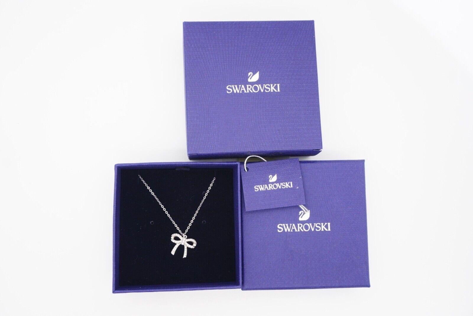 Swarovski Ciondolo con cristalli a forma di arco a nodo permanente Collana in argento bianco elegante e carina A. Silver in vendita 2