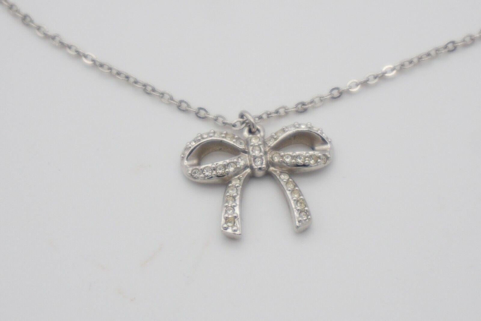 Swarovski Ciondolo con cristalli a forma di arco a nodo permanente Collana in argento bianco elegante e carina A. Silver in vendita 3