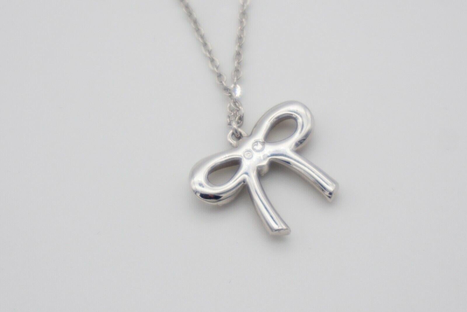 Swarovski Ciondolo con cristalli a forma di arco a nodo permanente Collana in argento bianco elegante e carina A. Silver in vendita 4