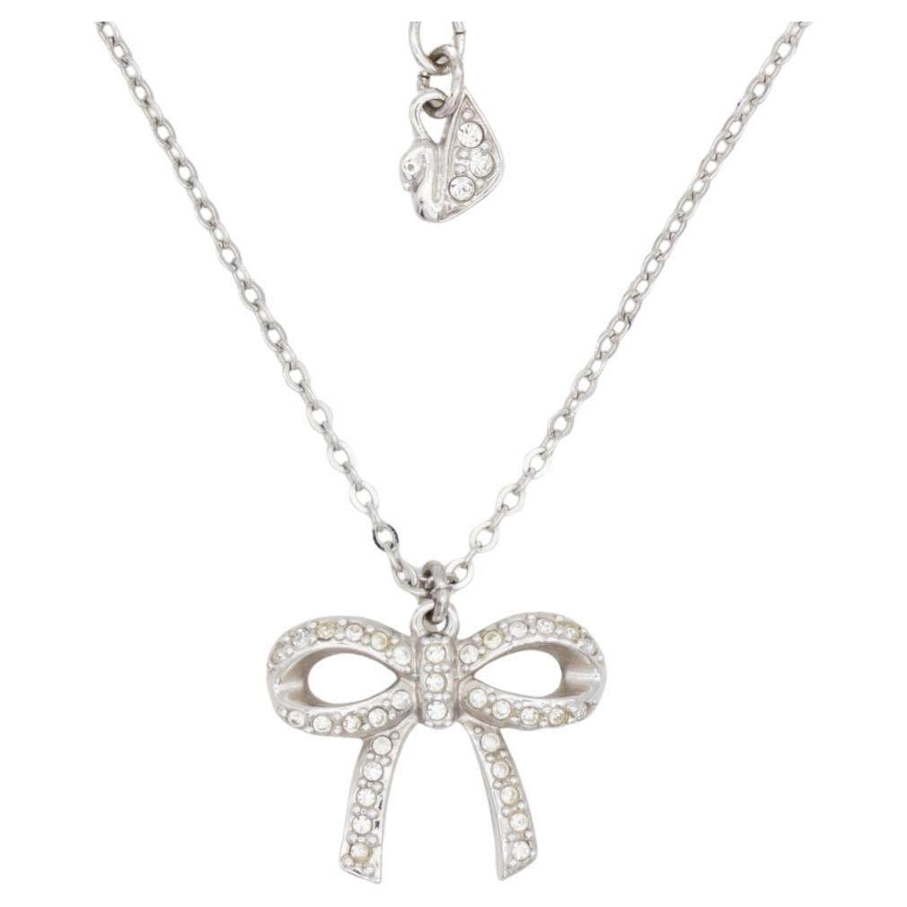 Swarovski Ciondolo con cristalli a forma di arco a nodo permanente Collana in argento bianco elegante e carina A. Silver in vendita