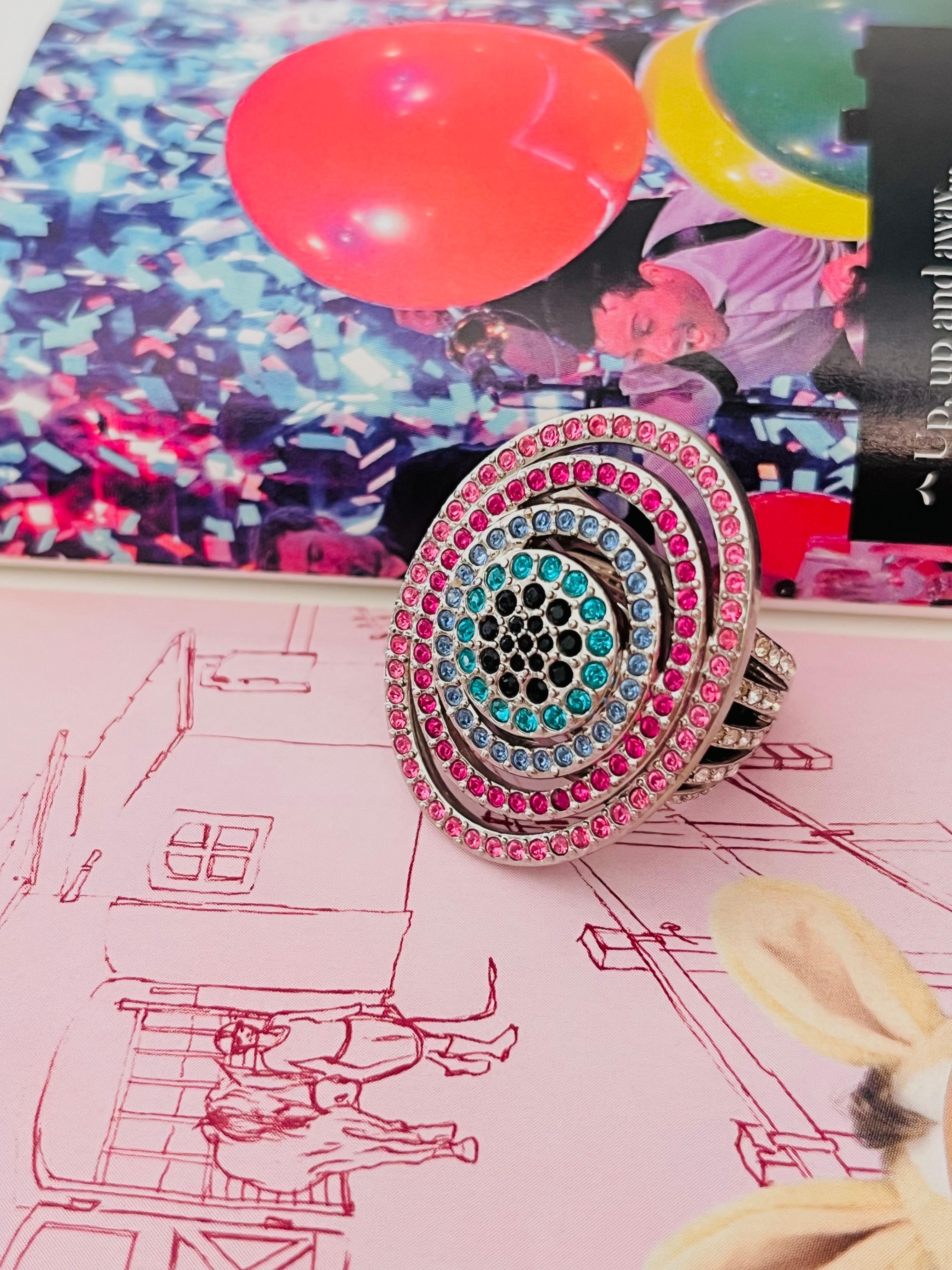 Swarovski Bague cocktail de luxe en cristals arc-en-ciel ovale ajouré et épaisse Nirvana Excellent état - En vente à Wokingham, England