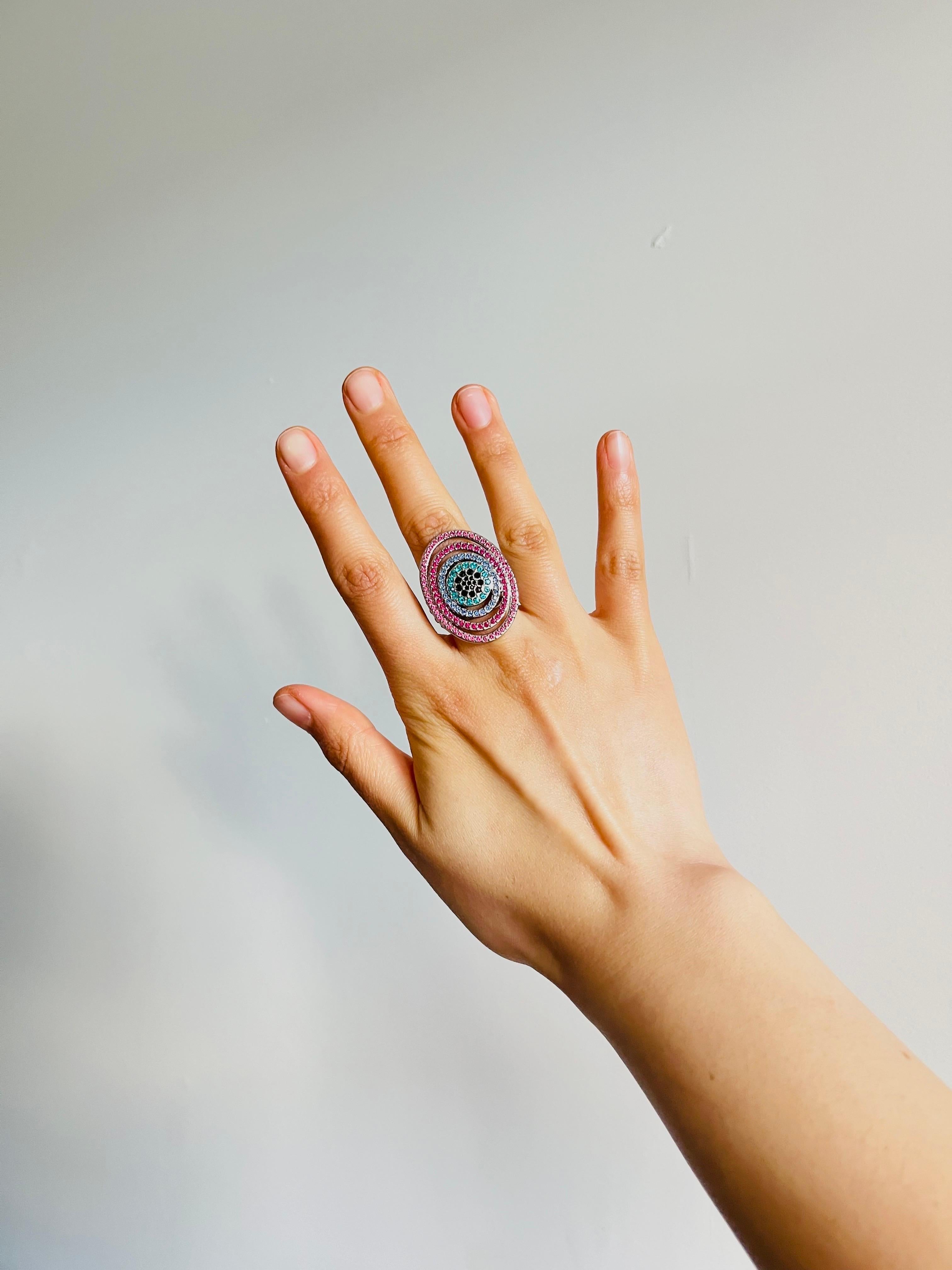 Swarovski Bague cocktail de luxe en cristals arc-en-ciel ovale ajouré et épaisse Nirvana en vente 1