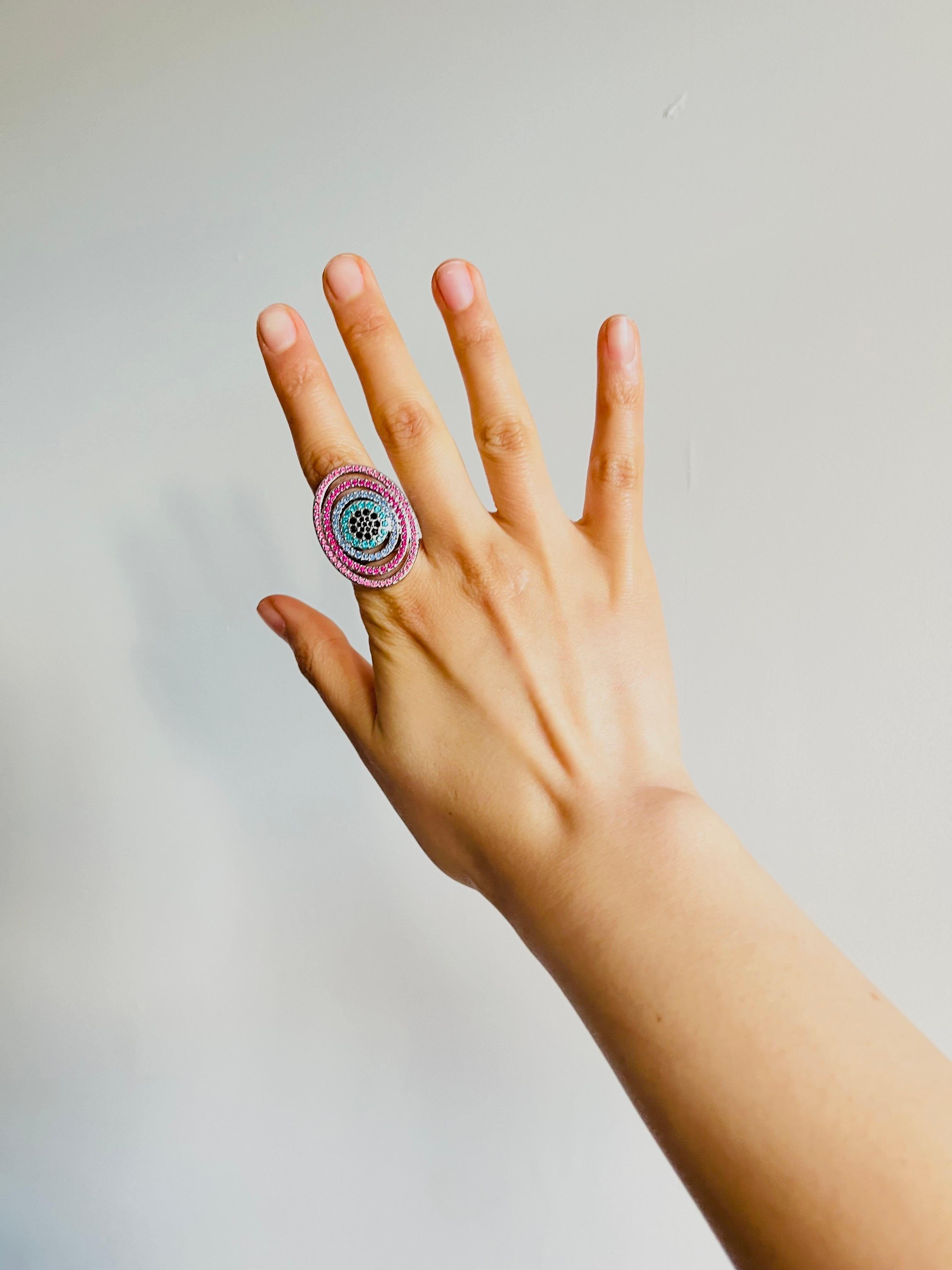 Swarovski Bague cocktail de luxe en cristals arc-en-ciel ovale ajouré et épaisse Nirvana en vente 2