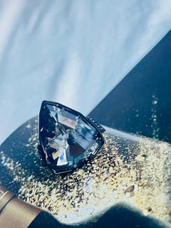 Bague de cocktail imposante Swarovski Nirvana, avec cristaux Curiosa noirs en forme de triangle, 58