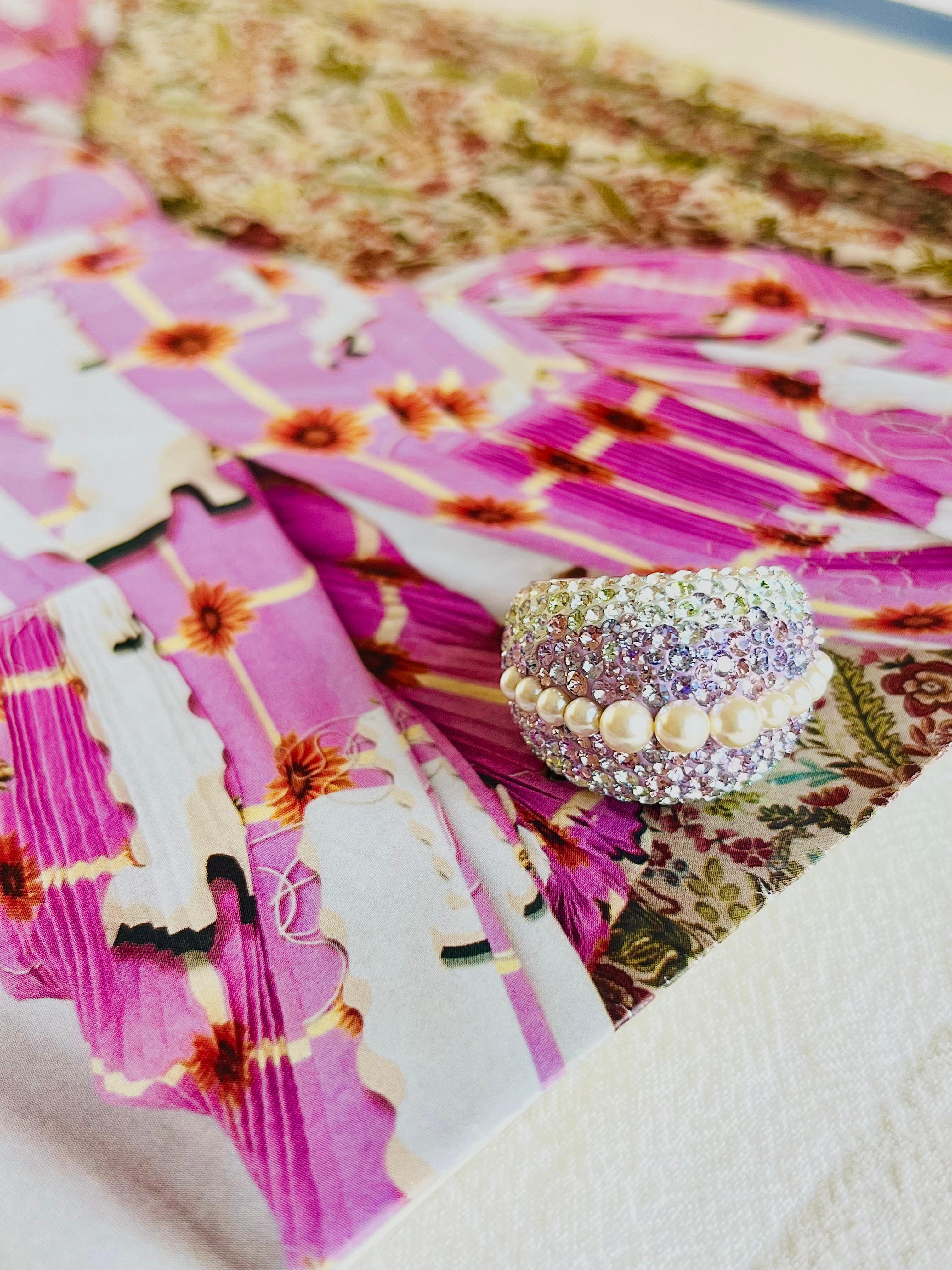 Romantique Bague épaisse en cristal lilas et perles blanches paillettes Swarovski Nirvana, 52 en vente