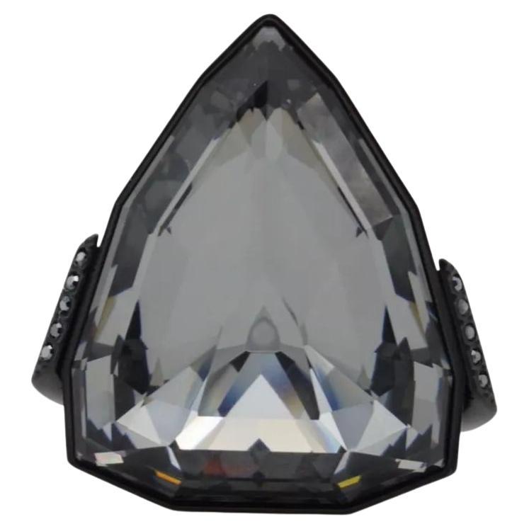 Swarovski Nirvana Dreieckiger Kristall-Cocktailring mit schwarzer Curiosa, Größe 58, UK Q im Angebot
