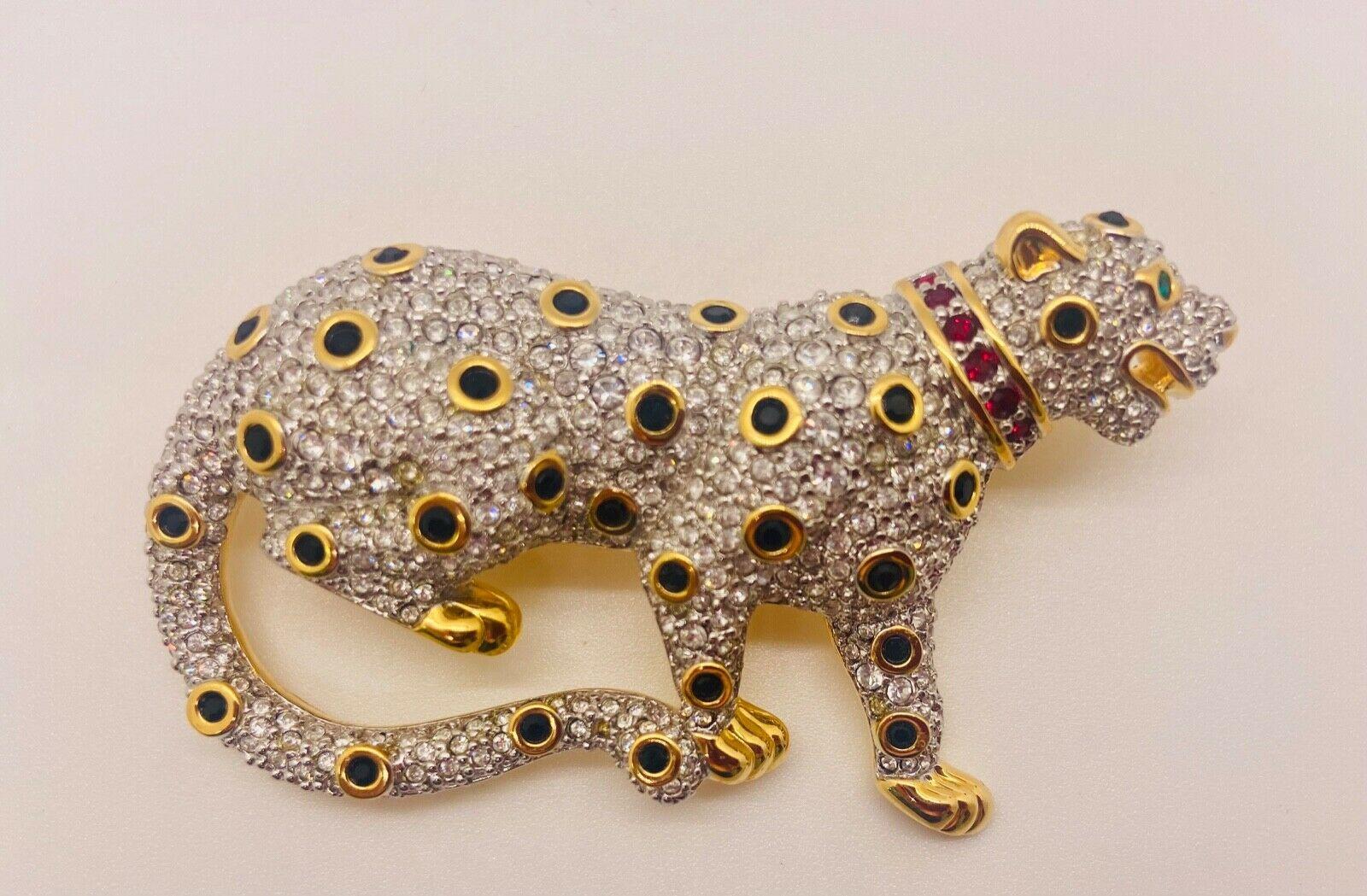 Moderne Broche ou épingle léopard en cristal pavé Swarovski, signée et rétirée en vente