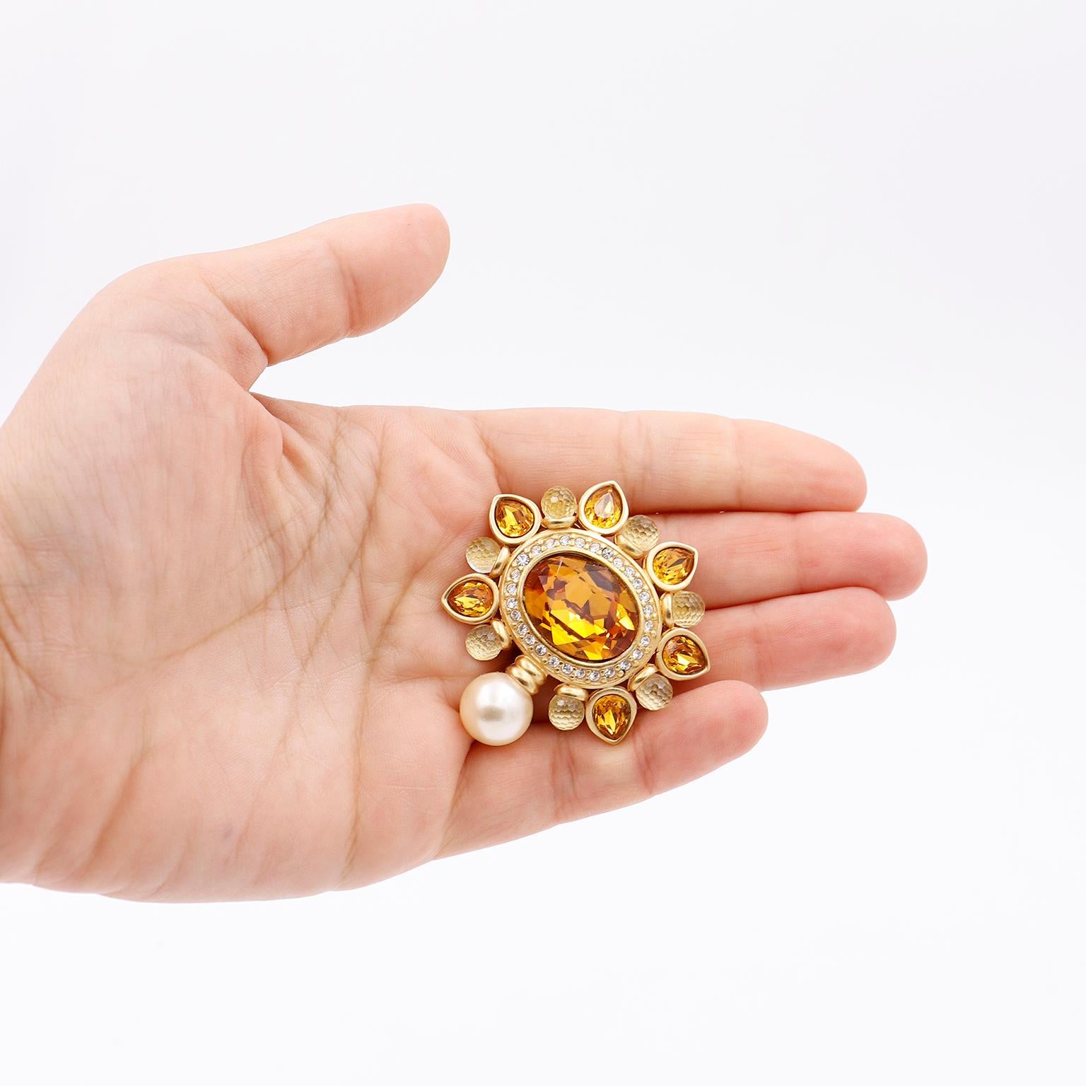 Taille poire Swarovski Pearl Drop Faceted Amber Crystal Gold Plated Brooch w Swan Logo (Broche en cristal d'ambre facetté avec goutte de perle) en vente