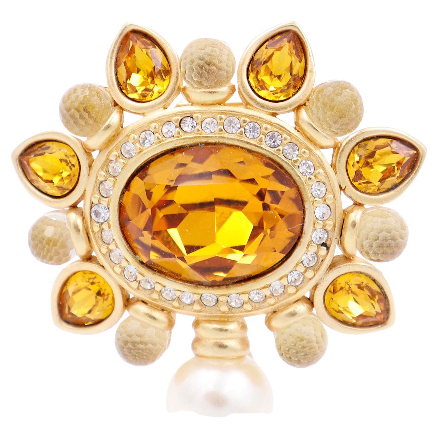 Swarovski Pearl Drop Faceted Amber Crystal Gold Plated Brooch w Swan Logo (Broche en cristal d'ambre facetté avec goutte de perle) Excellent état - En vente à Portland, OR