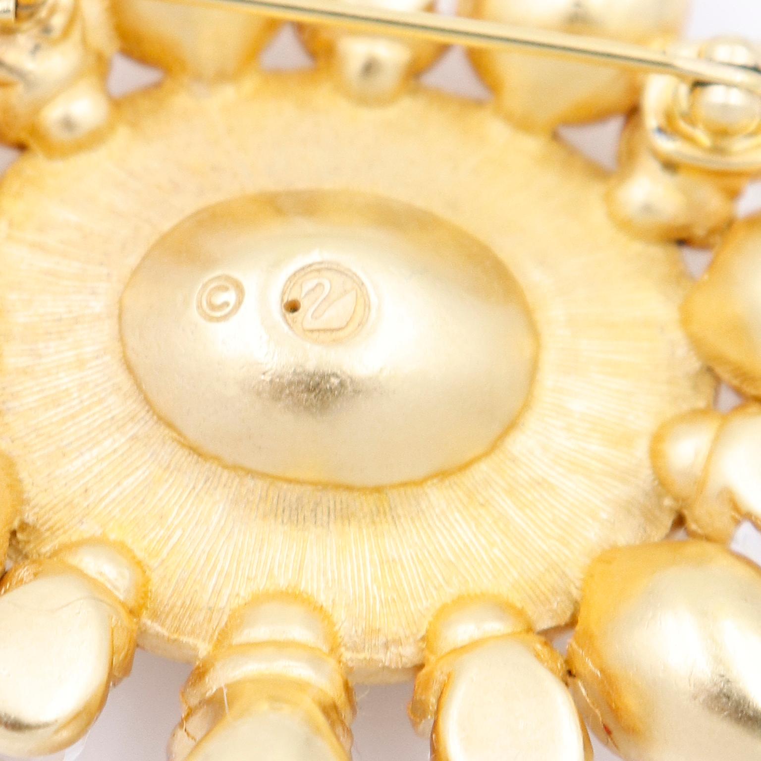 Swarovski Pearl Drop Faceted Amber Crystal Gold Plated Brooch w Swan Logo (Broche en cristal d'ambre facetté avec goutte de perle) en vente 3