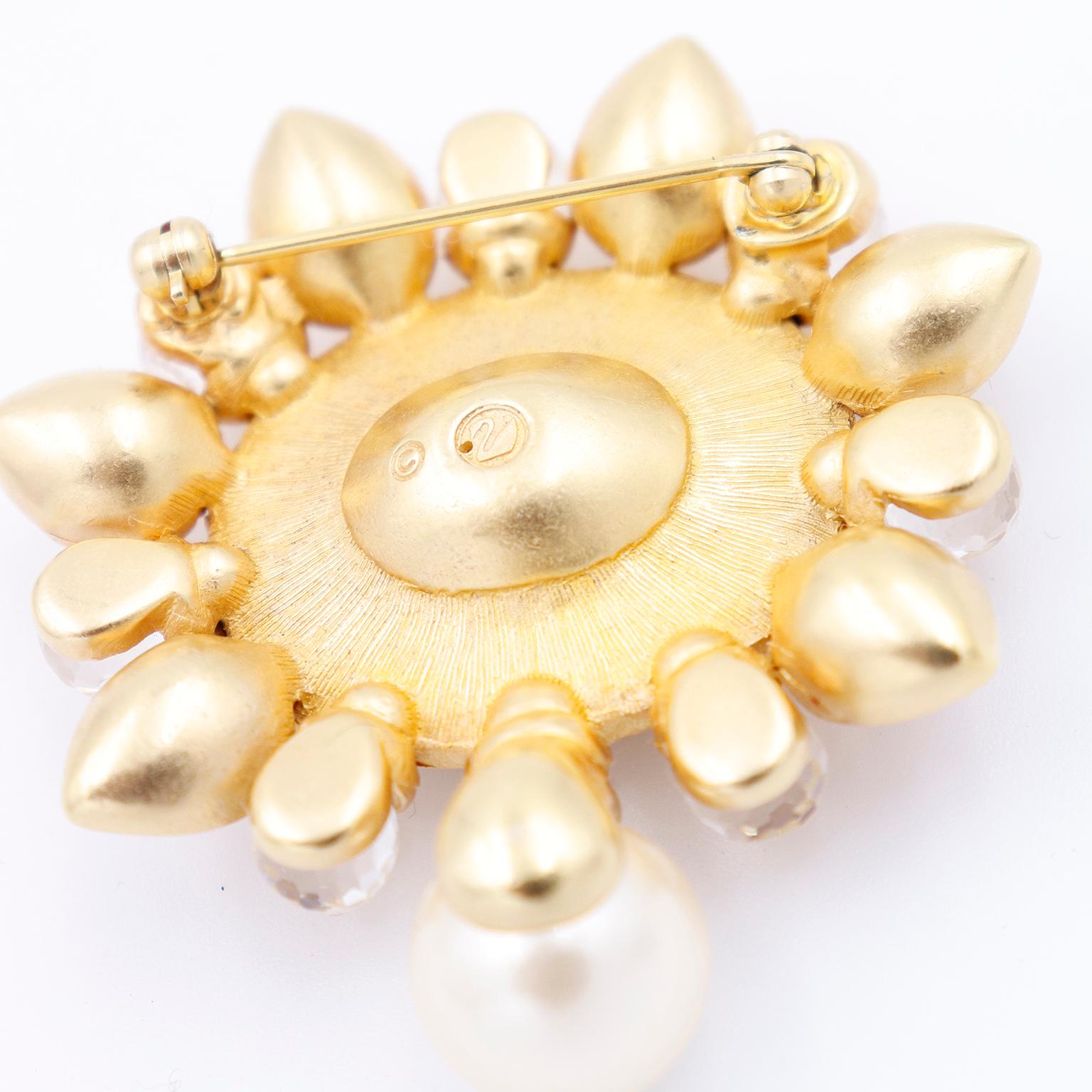 Swarovski Pearl Drop Faceted Amber Crystal Gold Plated Brooch w Swan Logo (Broche en cristal d'ambre facetté avec goutte de perle) en vente 4