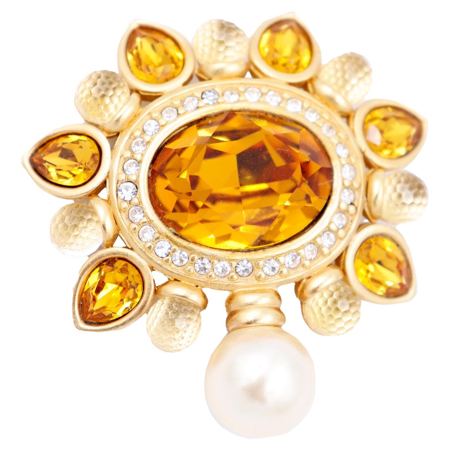 Swarovski Pearl Drop Faceted Amber Crystal Gold Plated Brooch w Swan Logo (Broche en cristal d'ambre facetté avec goutte de perle) en vente