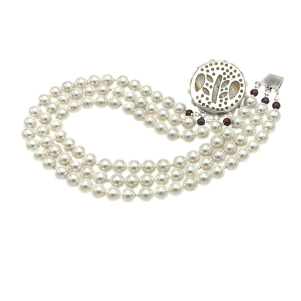 Dies ist eine dreifach geflochtene Swarovski-Perlenkette mit Halsband. Wir haben sie mit 10 mm großen weißen Swarovski-Pseudoperlen und Sterlingsilber-Komponenten gestaltet. Eine große Perlmuttblüte (1,75