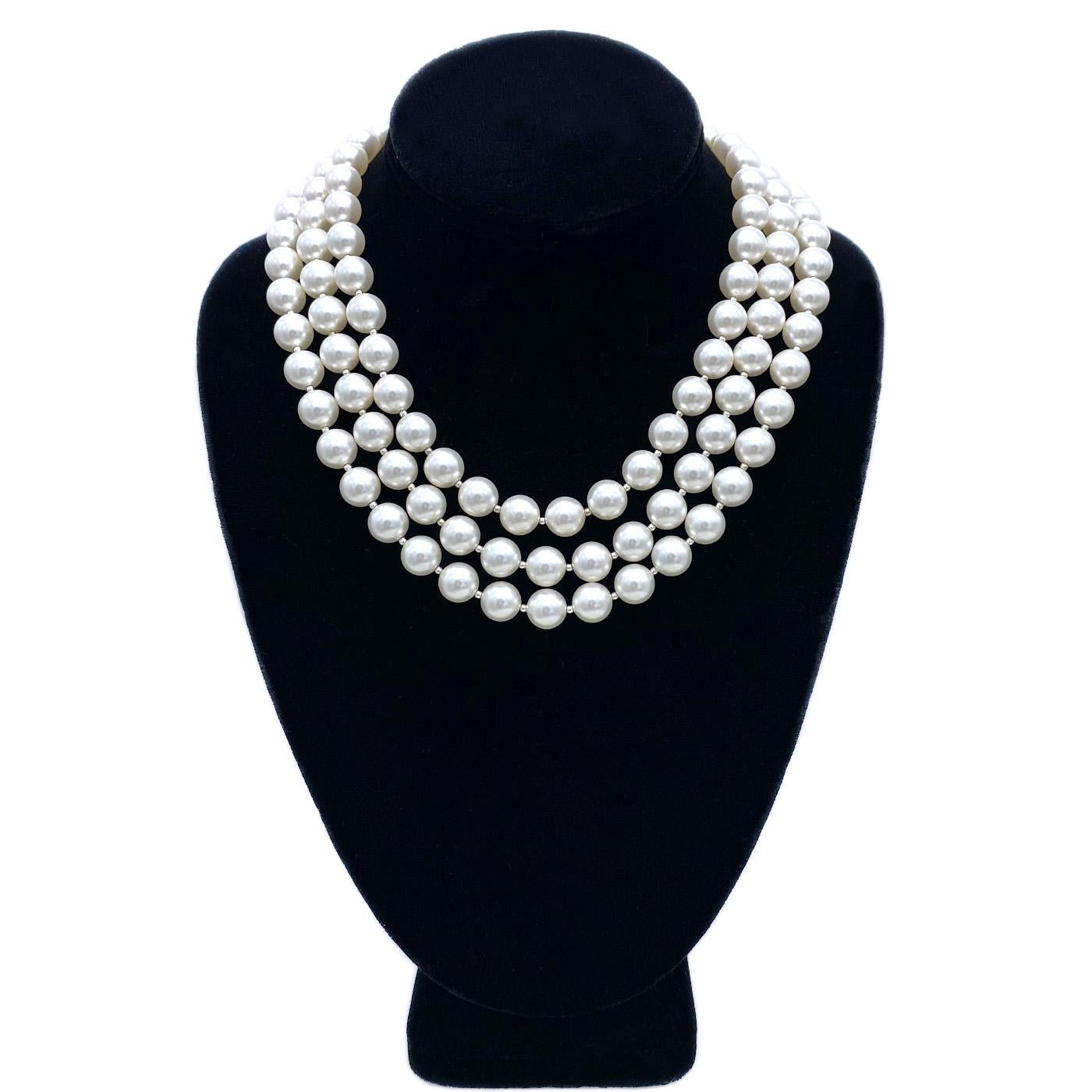 Il s'agit d'un collier à trois brins en perles Swarovski. Nous l'avons créé avec des fausses perles blanches Swarovski de 10 mm, des grenats, des péridots à facettes et des éléments en argent sterling. Il y a une grande (1,75