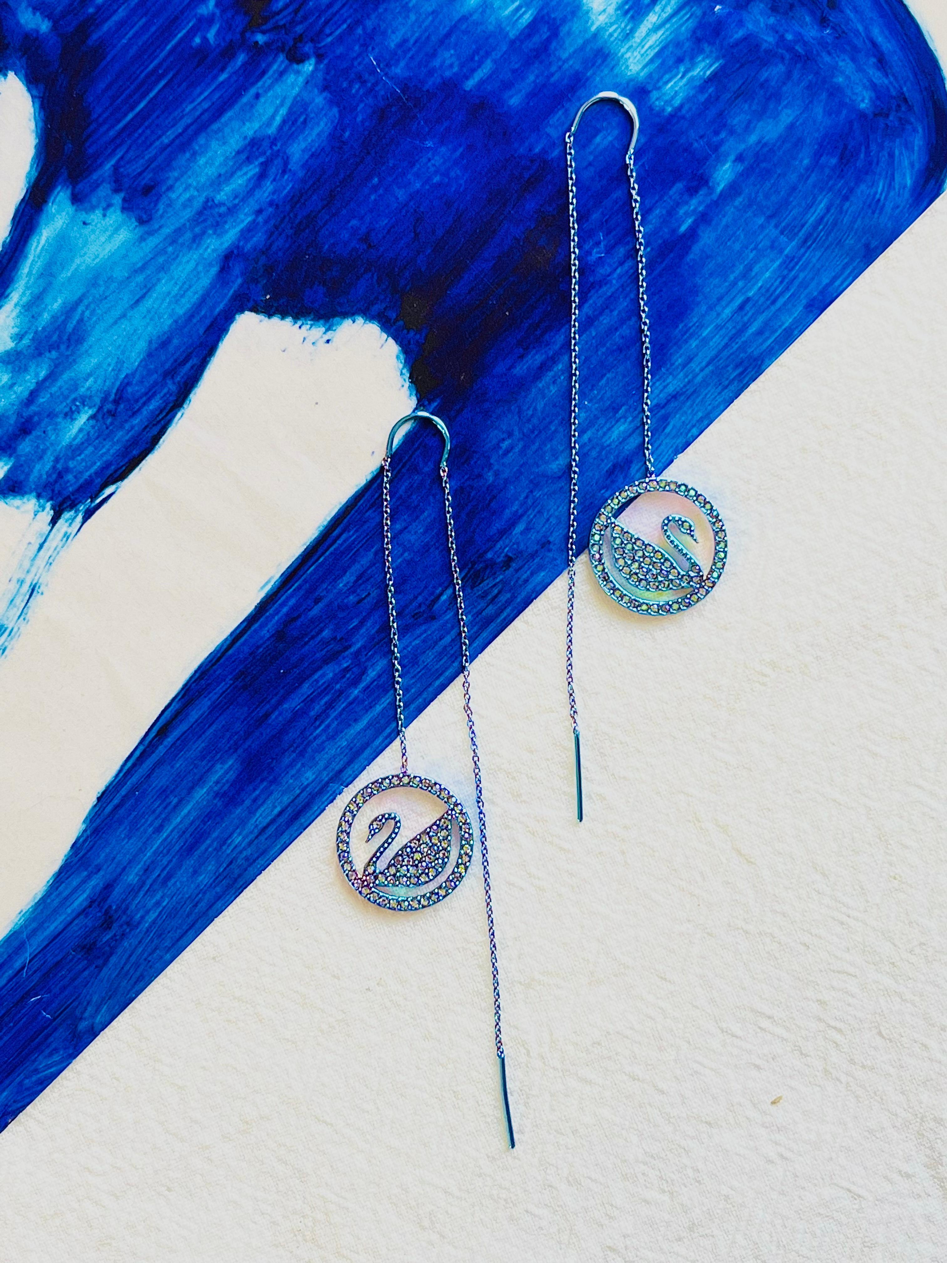 Art Déco Swarovski Pop Swan - Orecchini a buco con cristalli tondi viola e lilla con rivestimento PVD in vendita