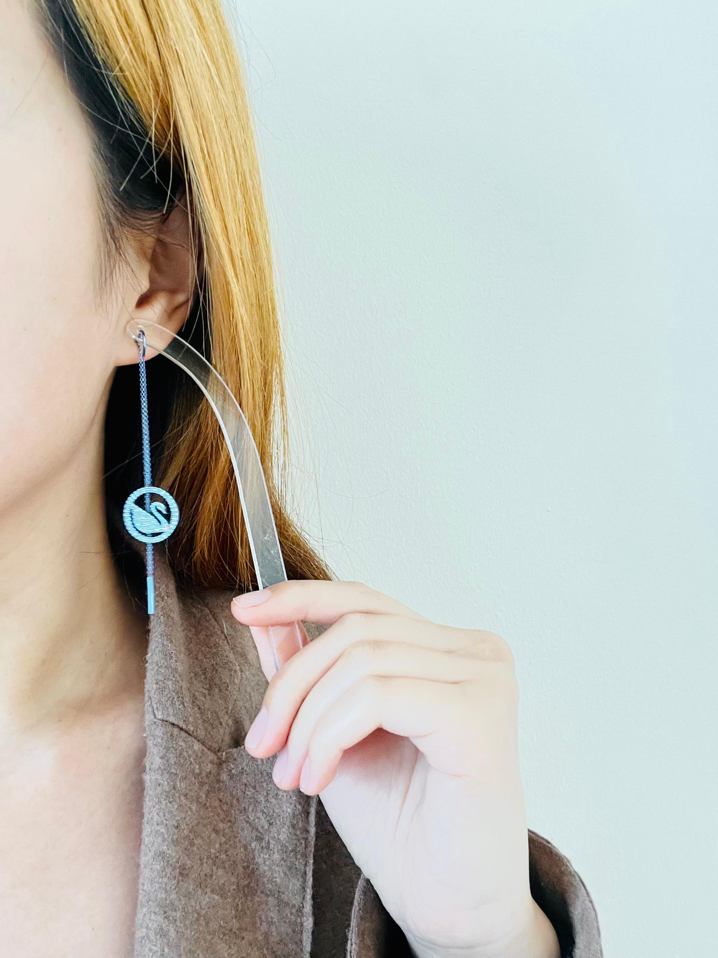 Swarovski Pop Swan - Orecchini a buco con cristalli tondi viola e lilla con rivestimento PVD in vendita 1