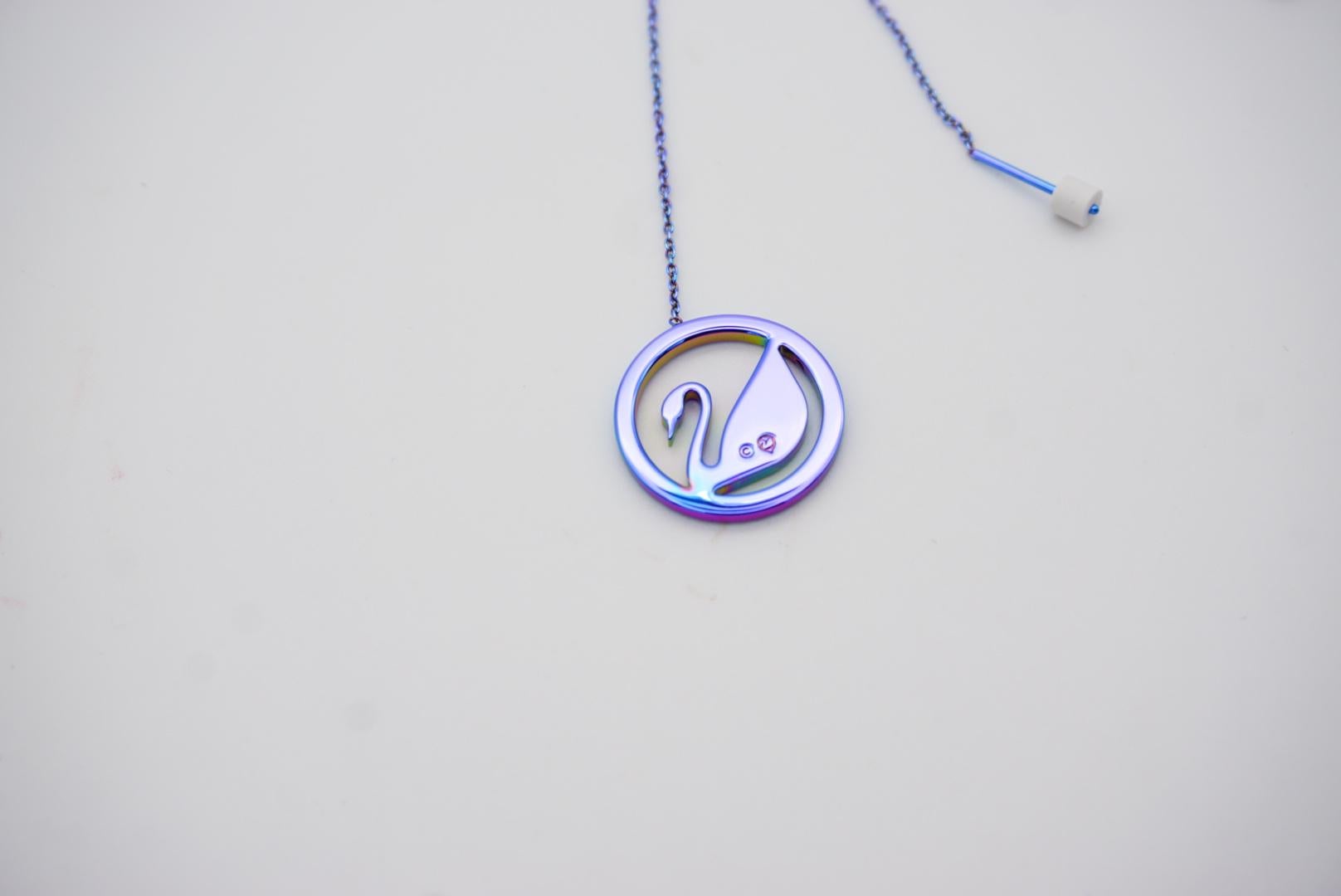 Swarovski Pop Swan - Orecchini a buco con cristalli tondi viola e lilla con rivestimento PVD in vendita 4