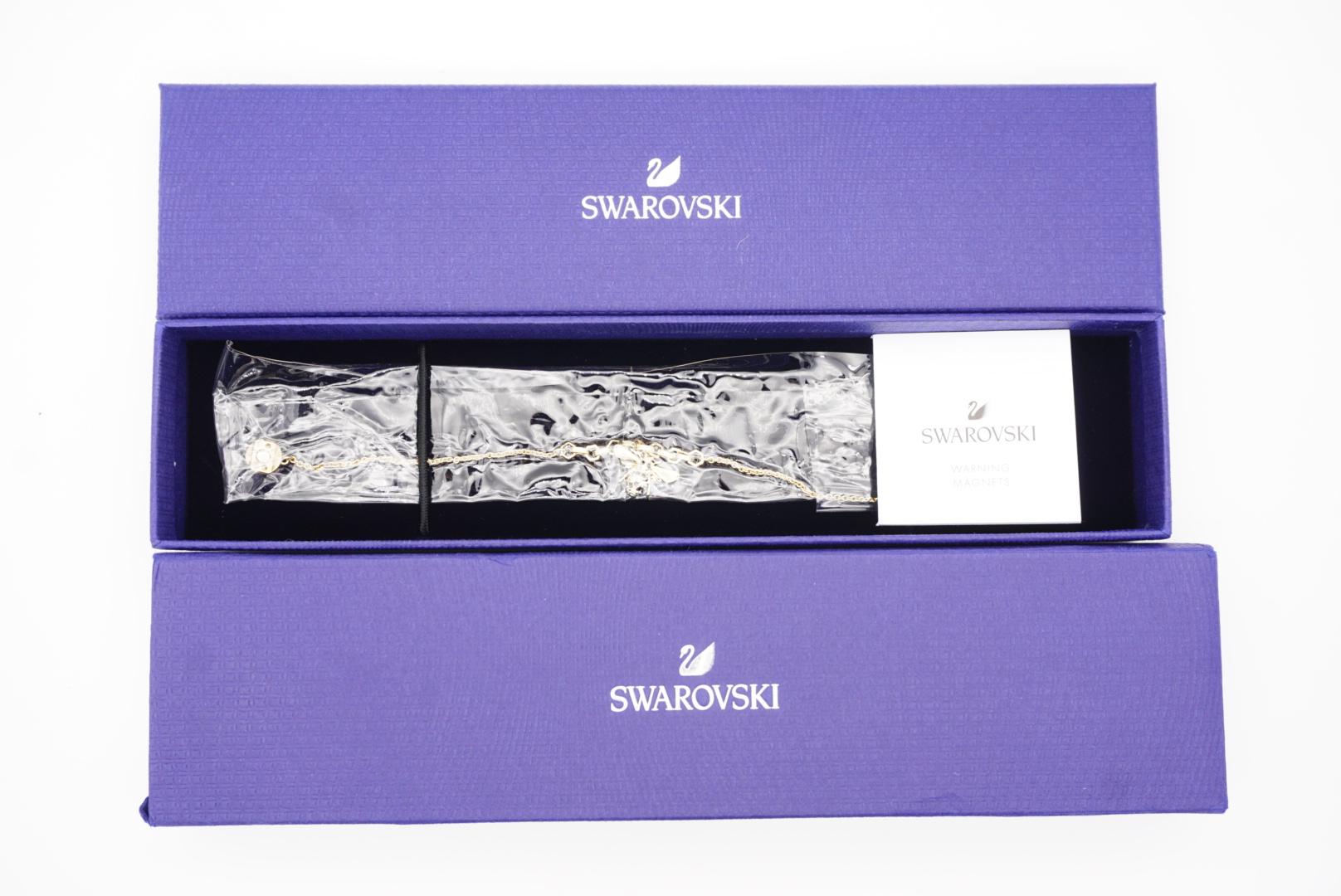 Swarovski Remix Collection Vivid Bee Pendant Charm Strand Gold Bracelet, Size L For Sale 2