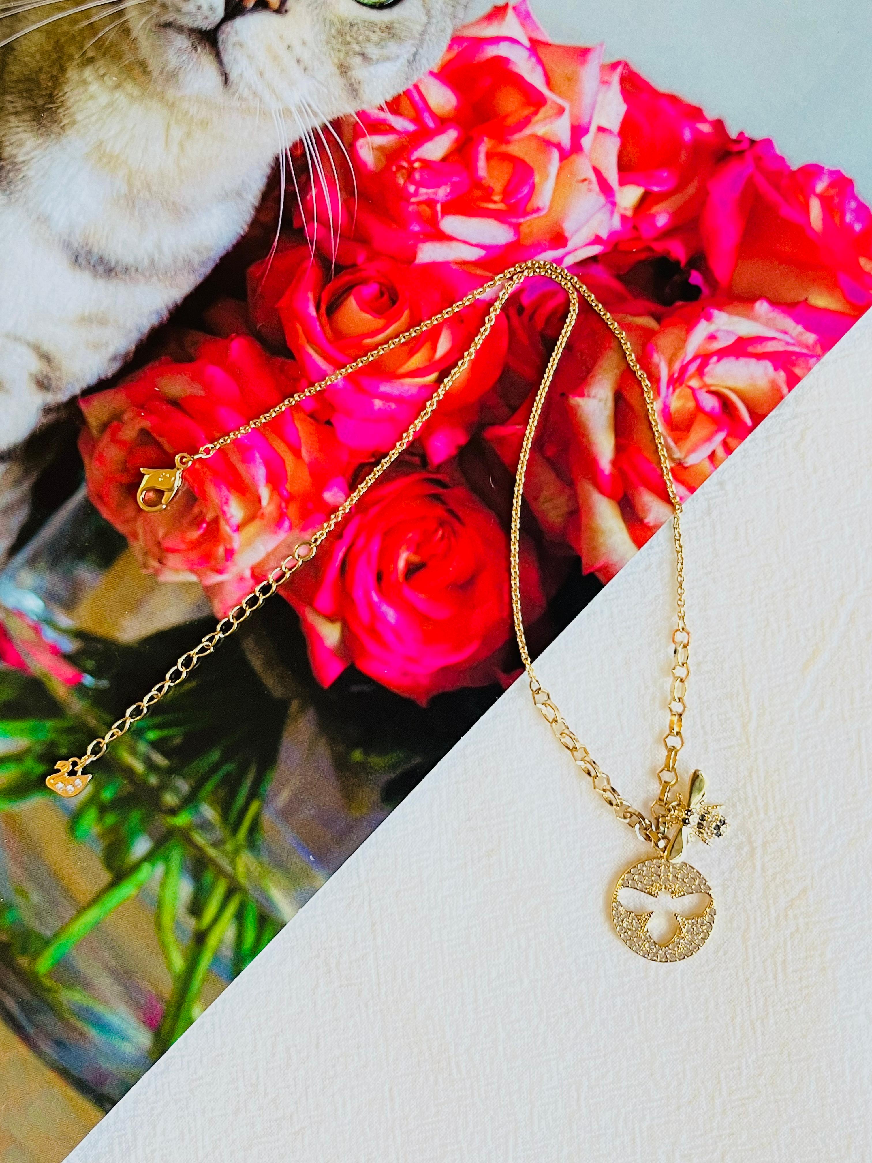 Bizantino Swarovski Remix Collection Vivid Bee Pendant Charm Strand Gold Bracelet, Size L in vendita