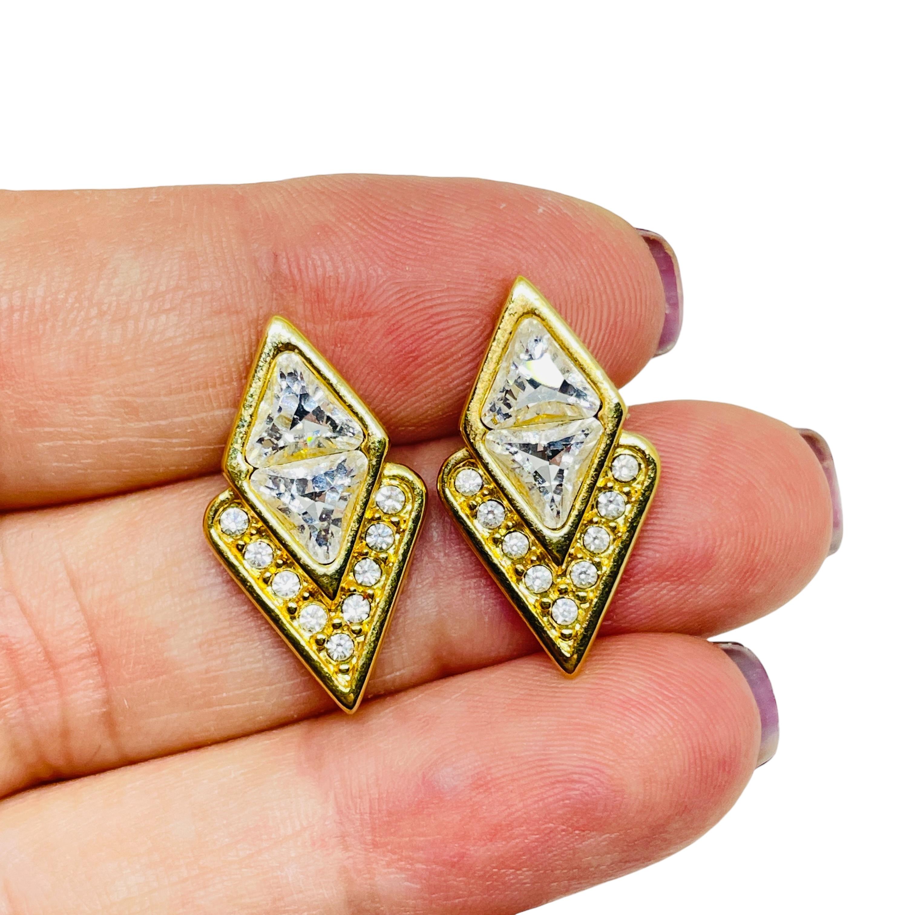 DETAILS

- • unterzeichnet SWAROVSKI SAL

- • vergoldet mit Kristallen 

- • Vintage-Designer-Ohrringe
 
MASSNAHMEN  

- • CONDIT

- •  sehr guter Vintage-Zustand mit minimalen Gebrauchsspuren 

 Sku 54

❤️❤️   VINTAGE-DESIGNER-SCHMUCK   ❤️❤️

❤️❤️ 