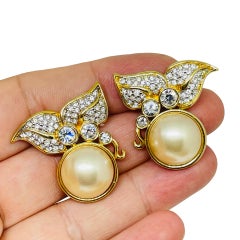 Pendientes de diseño SWAROVSKI SAL vintage firmados chapados en oro con cristales y perlas de imitación