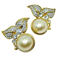 Pendientes de diseño SWAROVSKI SAL vintage firmados chapados en oro con cristales y perlas de imitación