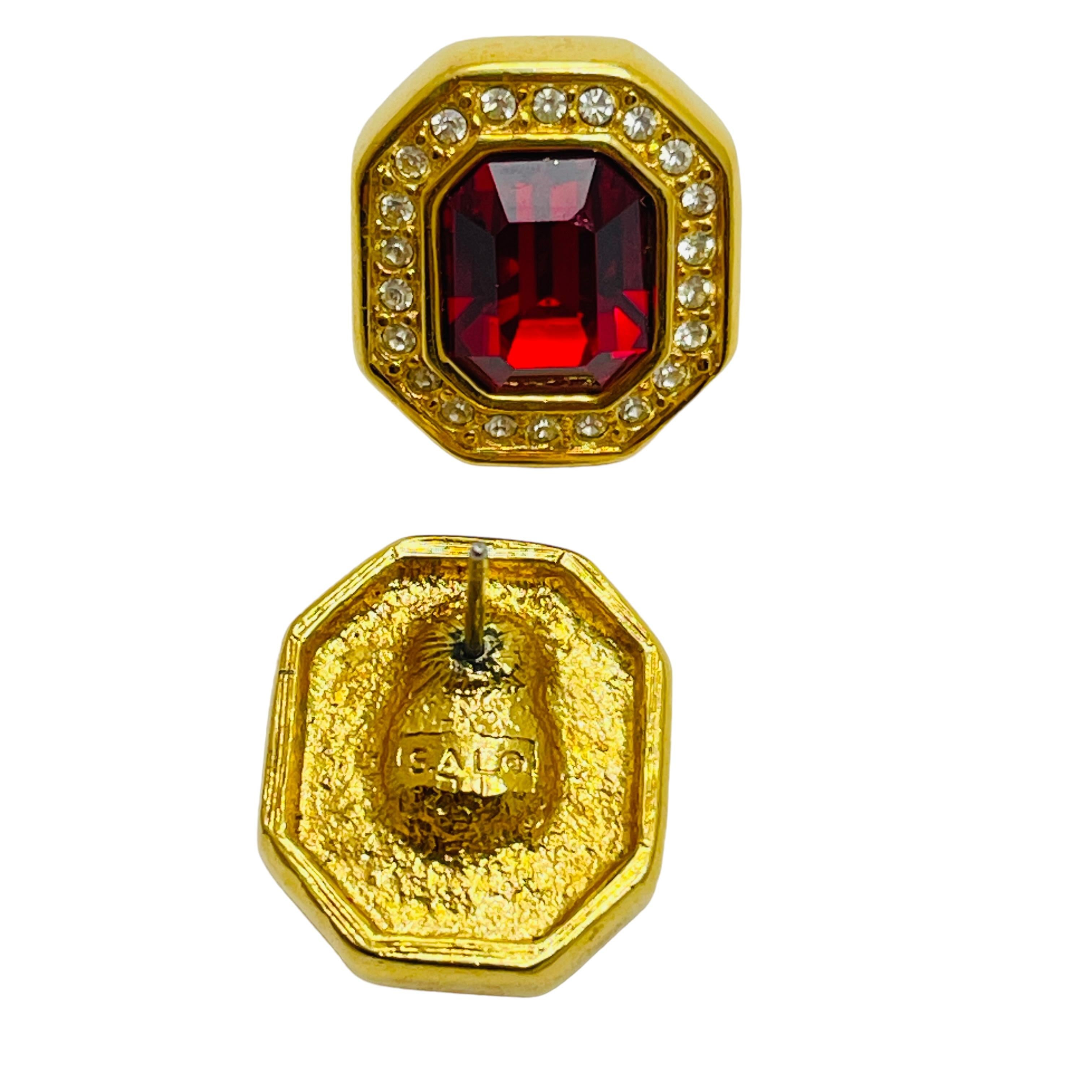 Orecchini da passerella firmati Swarovski in oro con rubino e cristallo rosso In condizioni buone in vendita a Palos Hills, IL