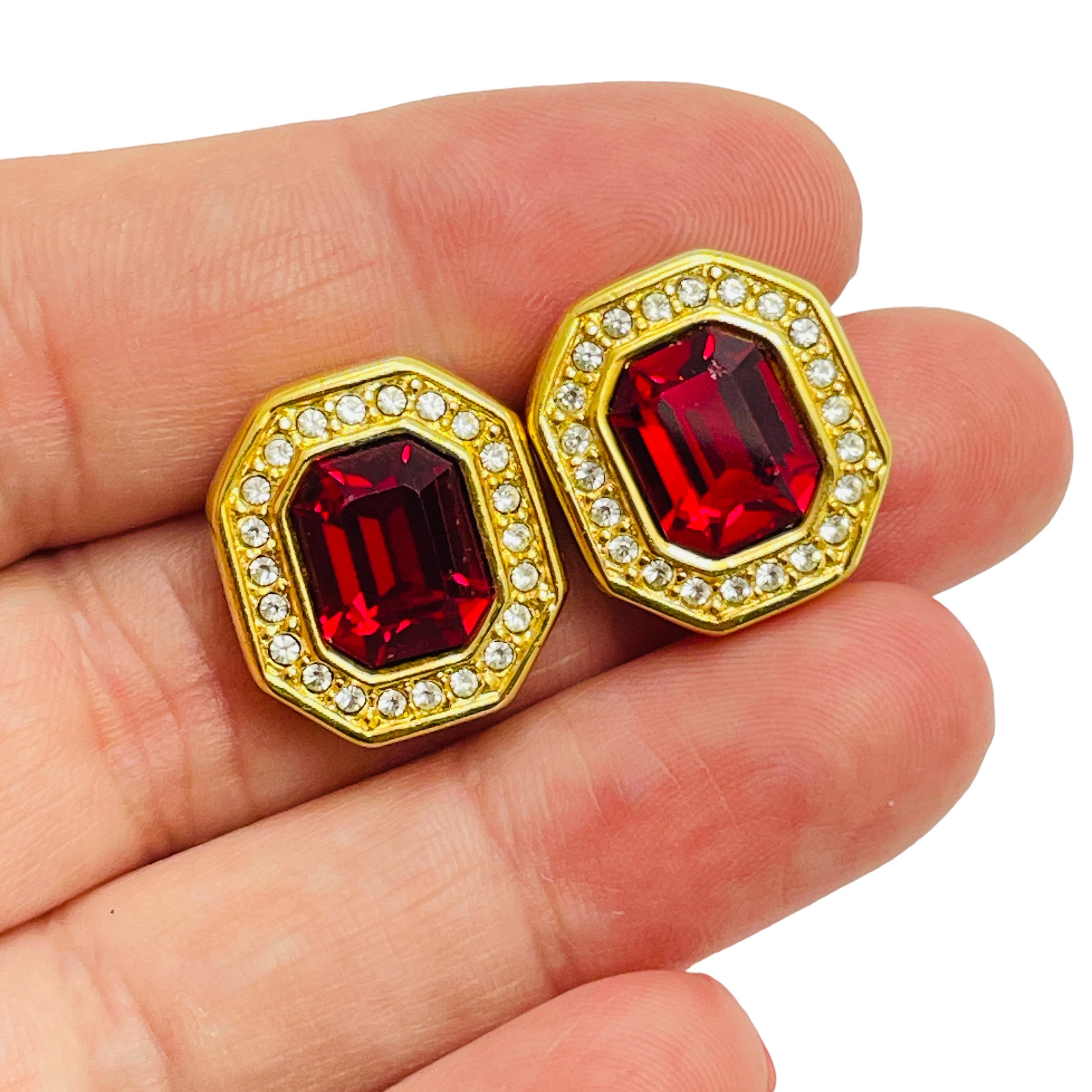 Donna Orecchini da passerella firmati Swarovski in oro con rubino e cristallo rosso in vendita