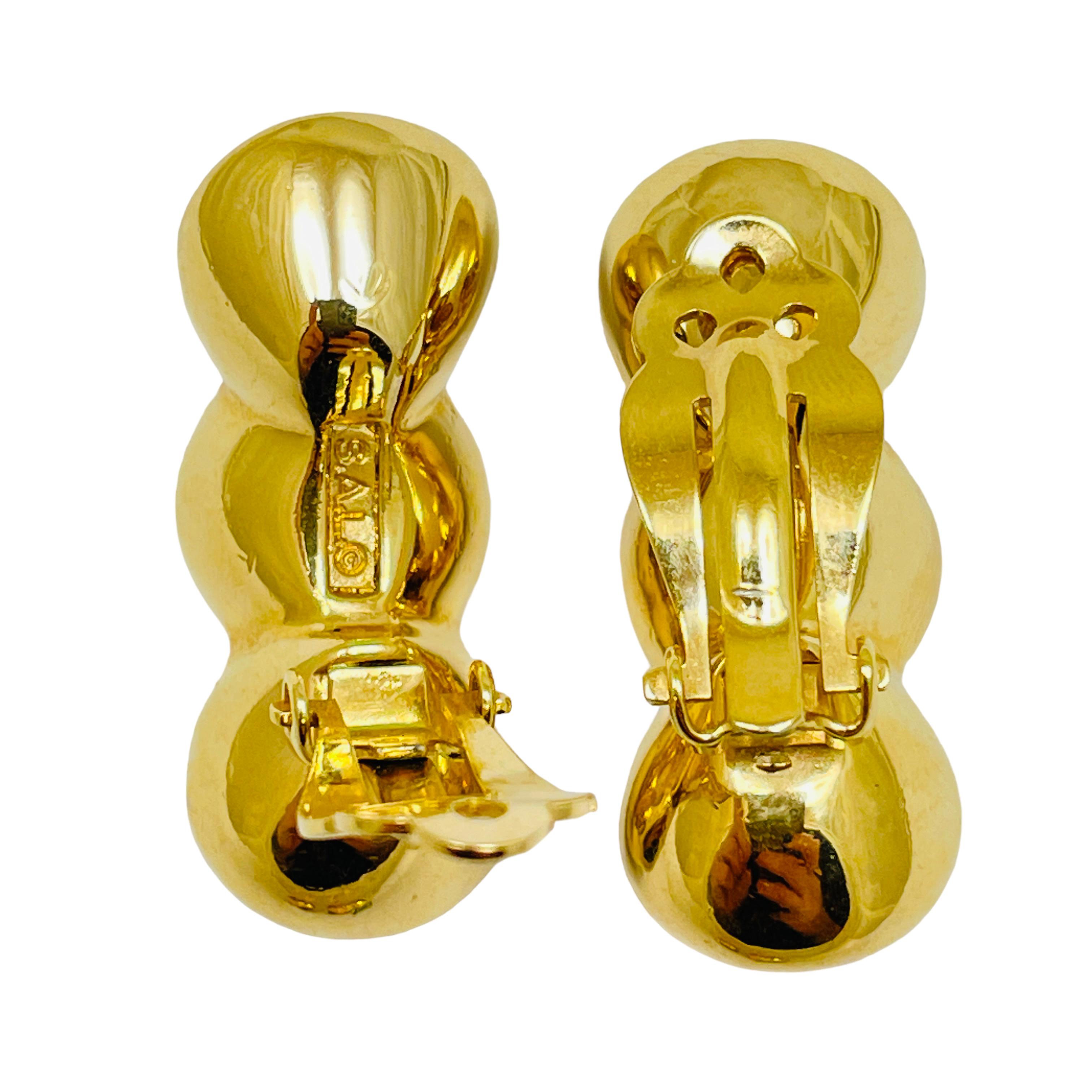 DETAILS

- • unterzeichnet SAL SWAROVSKI

- • goldfarben mit Kristallen

- • Vintage-Designer-Ohrringe
  

MASSNAHMEN  

- •

CONDIT

- •  sehr guter Vintage-Zustand mit minimalen Gebrauchsspuren 

 Sku 32

❤️❤️   VINTAGE-DESIGNER-SCHMUCK  