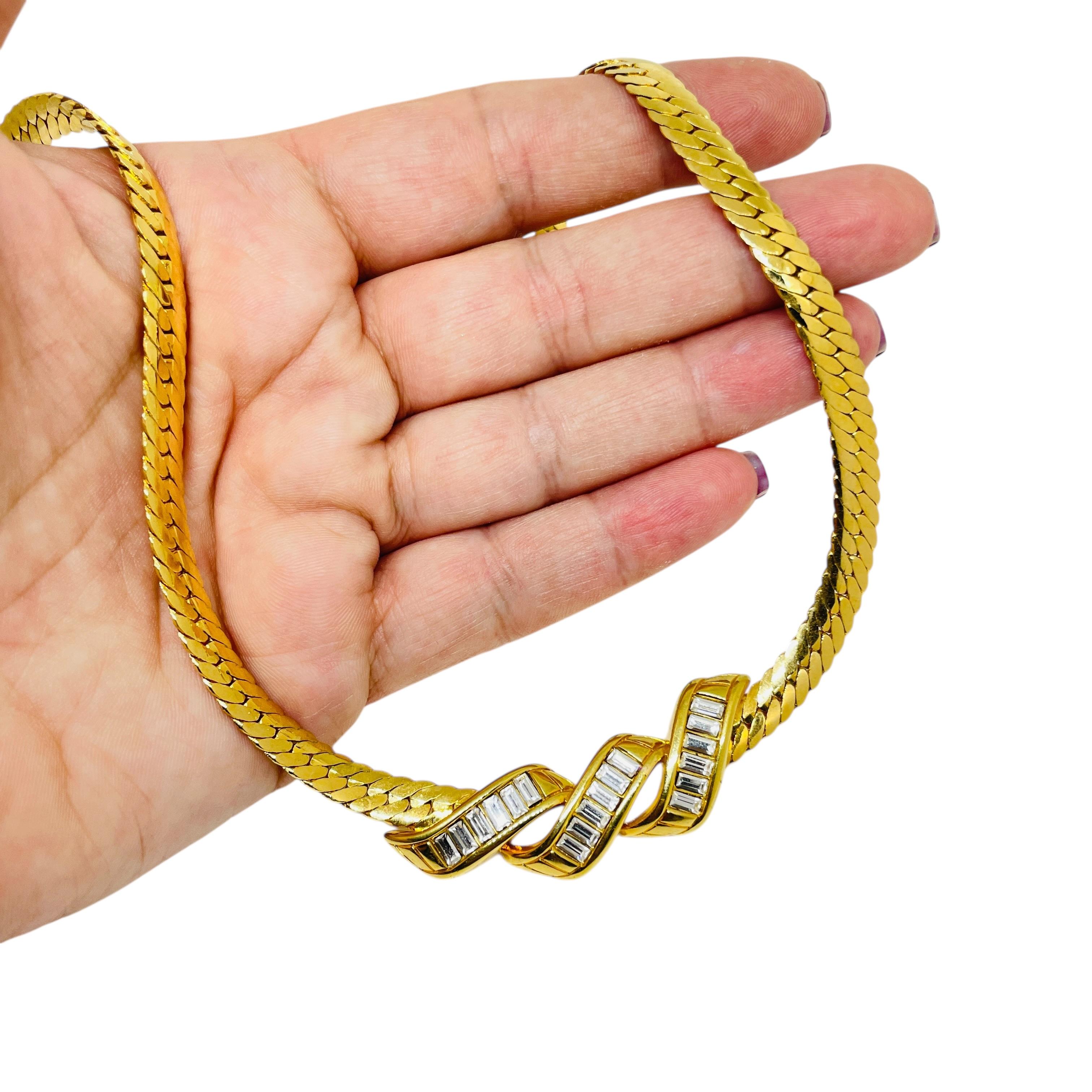 DETAILS

- • unterzeichnet SWAROVSKI SAL

- • vergoldet mit Kristallen 

- • Vintage-Designer-Halskette
 
MASSNAHMEN  

- • CONDIT

- •  sehr guter Vintage-Zustand mit minimalen Gebrauchsspuren 

 Sku 54

❤️❤️   VINTAGE-DESIGNER-SCHMUCK   ❤️❤️

❤️❤️