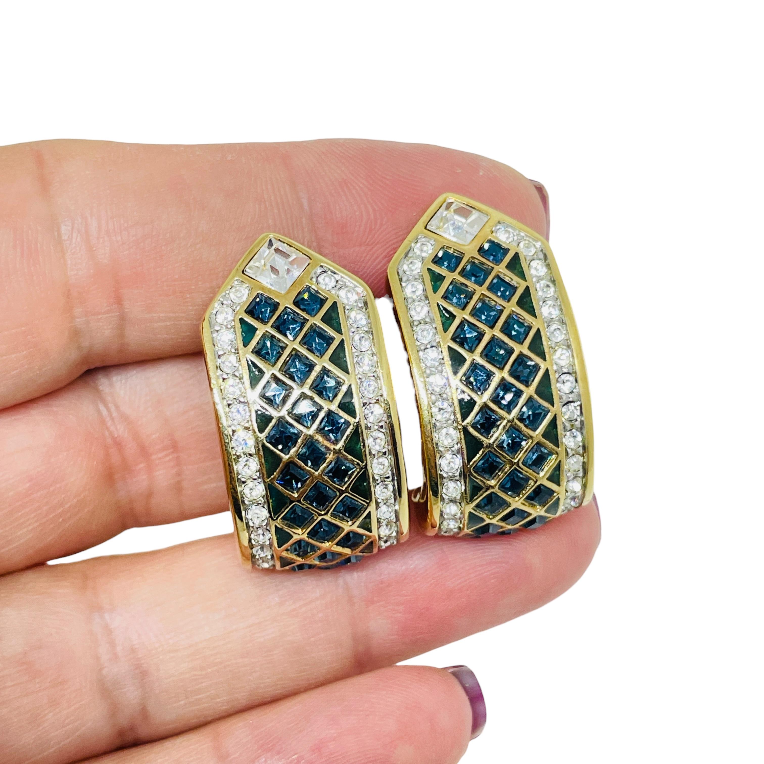 DETAILS

- • unterzeichnet SWAROVSKI SAL

- • vergoldet mit Kristallen 

- • Vintage-Designer-Ohrringe
 
MASSNAHMEN  

- • CONDIT

- •  sehr guter Vintage-Zustand mit minimalen Gebrauchsspuren 

 Sku 54

❤️❤️   VINTAGE-DESIGNER-SCHMUCK   ❤️❤️

❤️❤️ 