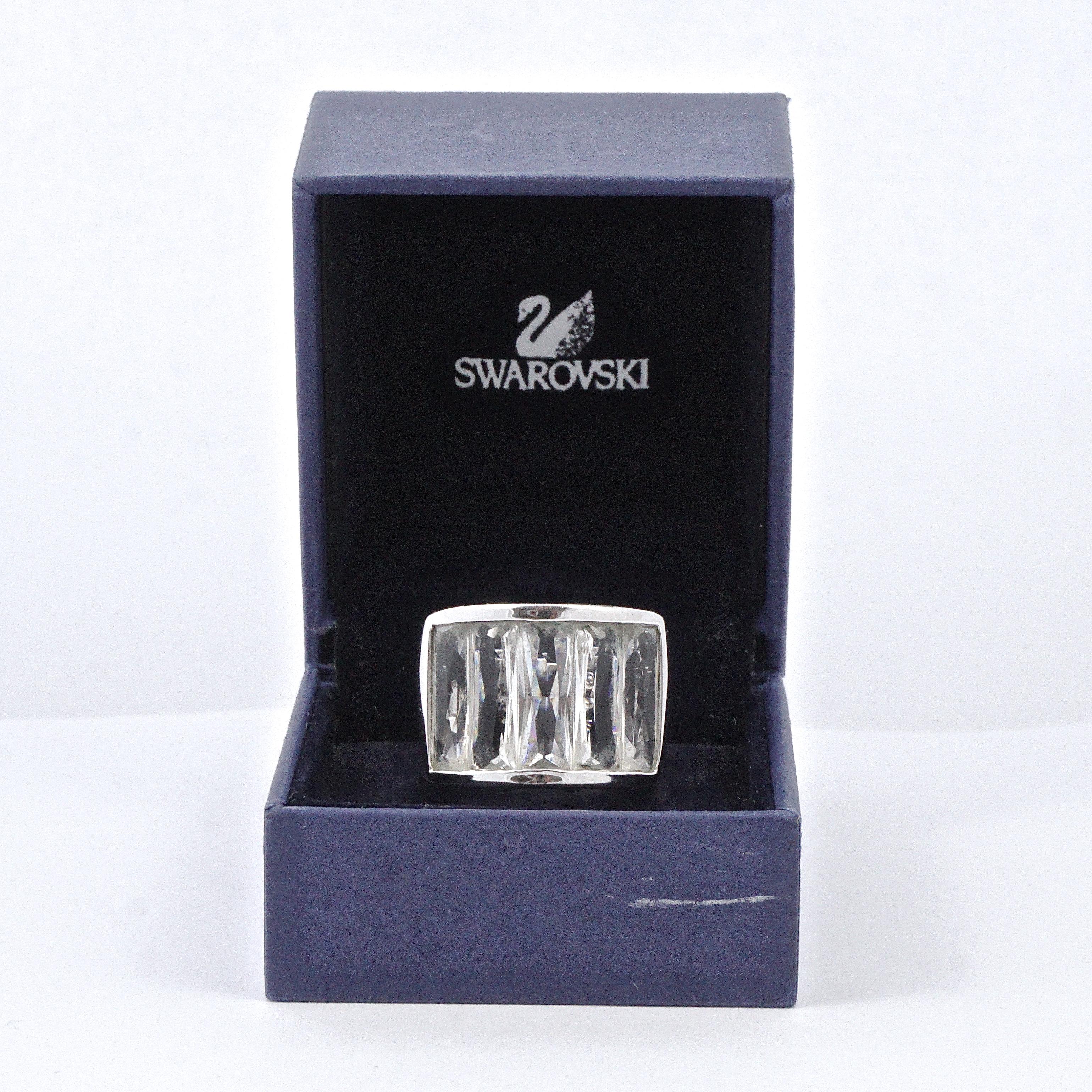 Bague avec logo de cygne en cristal à facettes transparents et de couleur argent Swarovski en vente 4