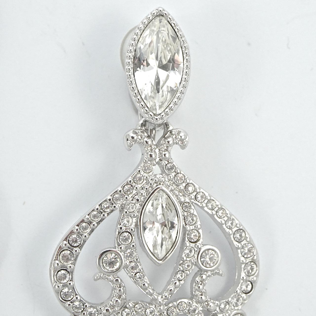 Swarovski Silberfarbene Marquise und runder Kristall Swan Logo Kronleuchter Ohrringe im Zustand „Gut“ im Angebot in London, GB