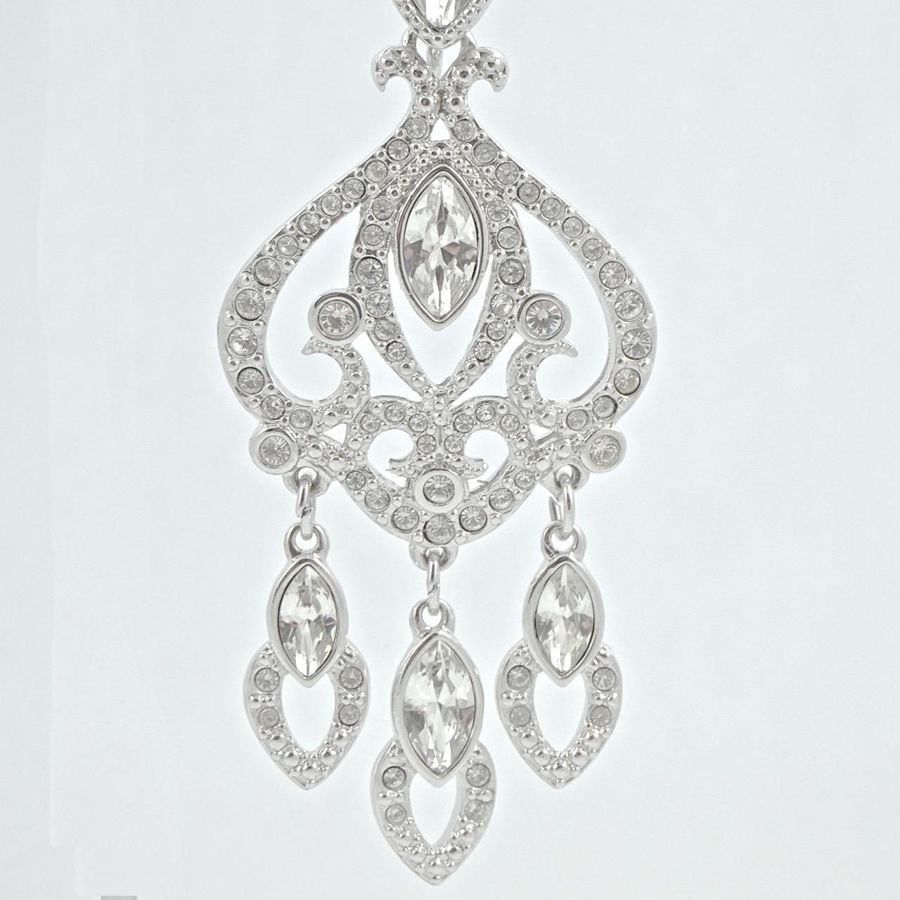 Swarovski Silberfarbene Marquise und runder Kristall Swan Logo Kronleuchter Ohrringe für Damen oder Herren im Angebot