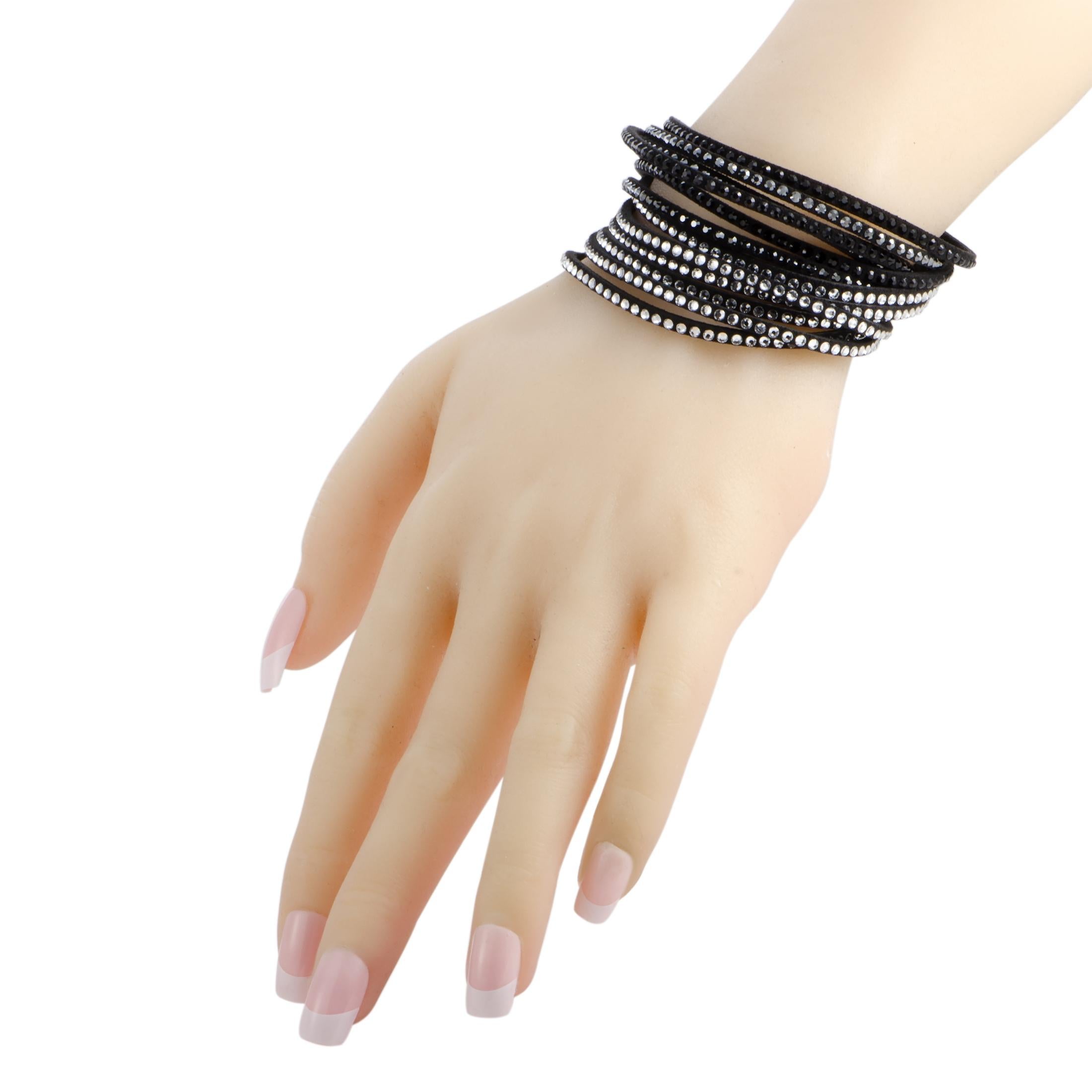 Dieses Armband ist mit mehreren Bändern in auffälligem Schwarz ausgestattet:: die fachmännisch mit einer Vielzahl verschiedenfarbiger Kristalle besetzt sind. Es besticht durch seinen ausgefallenen Look:: der jedem Ihrer Outfits eine faszinierende