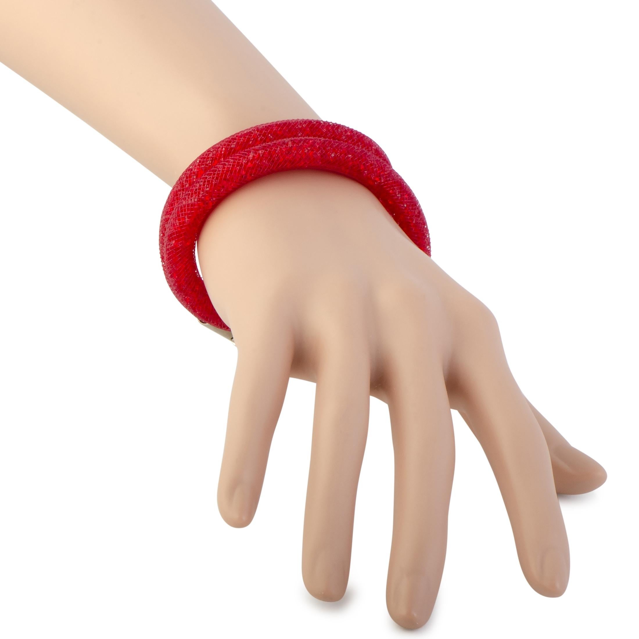 D'un rouge éclatant, ce bracelet extraordinairement imaginé de la collection 