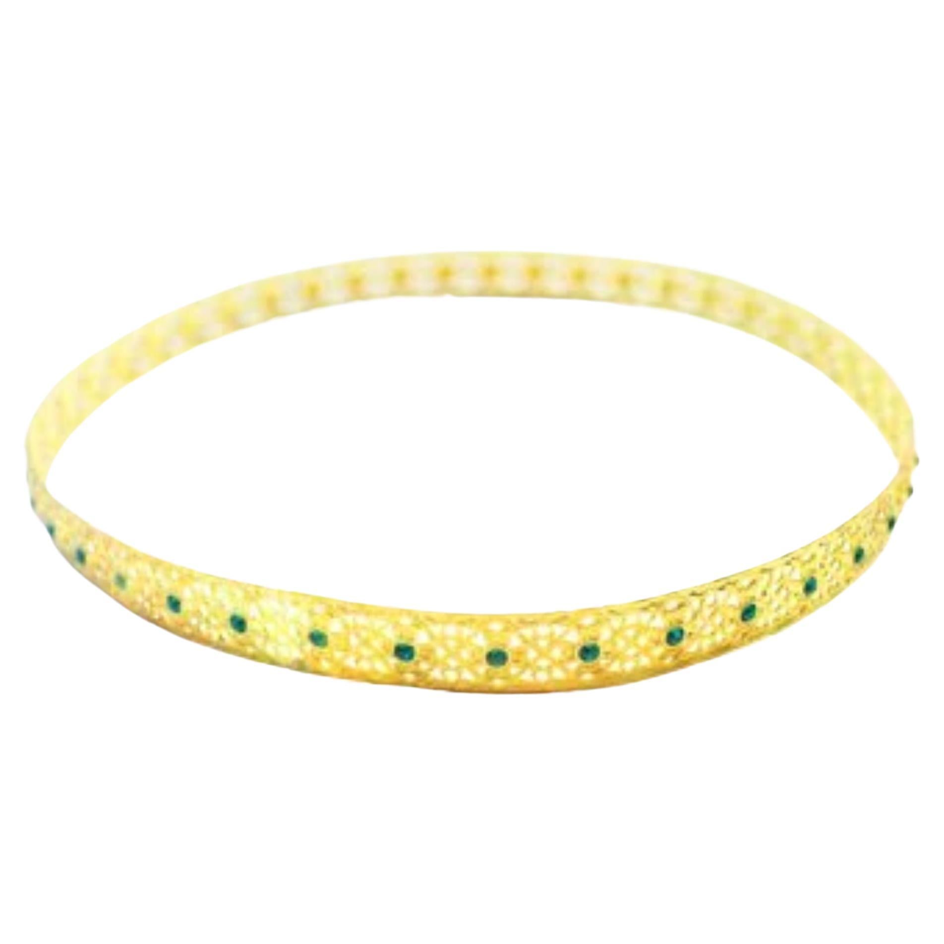 Corona con halo de Swarovski esmeralda en latón dorado by Mordekai en venta