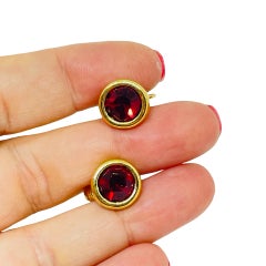 Orecchini a clip piccoli di design SWAROVSKI con cristalli rosso rubino placcati in oro a forma di cigno