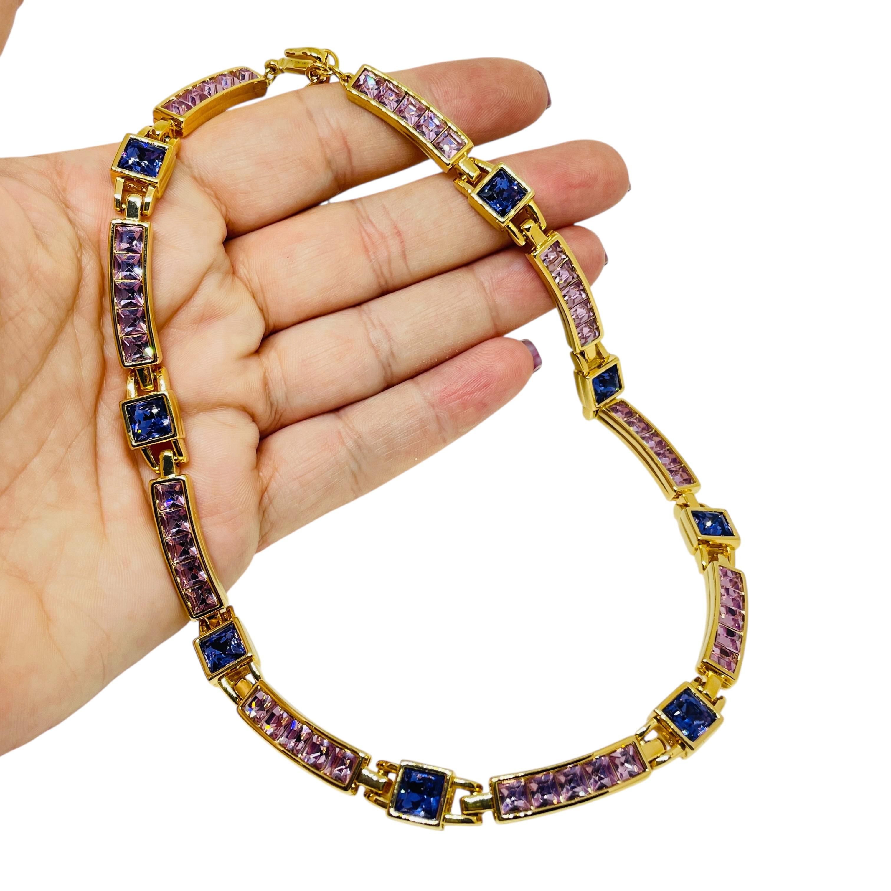 DETTAGLI

- firmato Swarovski logo del cigno

- placcato oro con cristalli di vetro

- collana di design vintage
 
MISURE  

- CONDIZIONE

-  ottime condizioni vintage con minimi segni di usura 

 Sku 56

❤️❤️   GIOIELLI DI DESIGN VINTAGE  