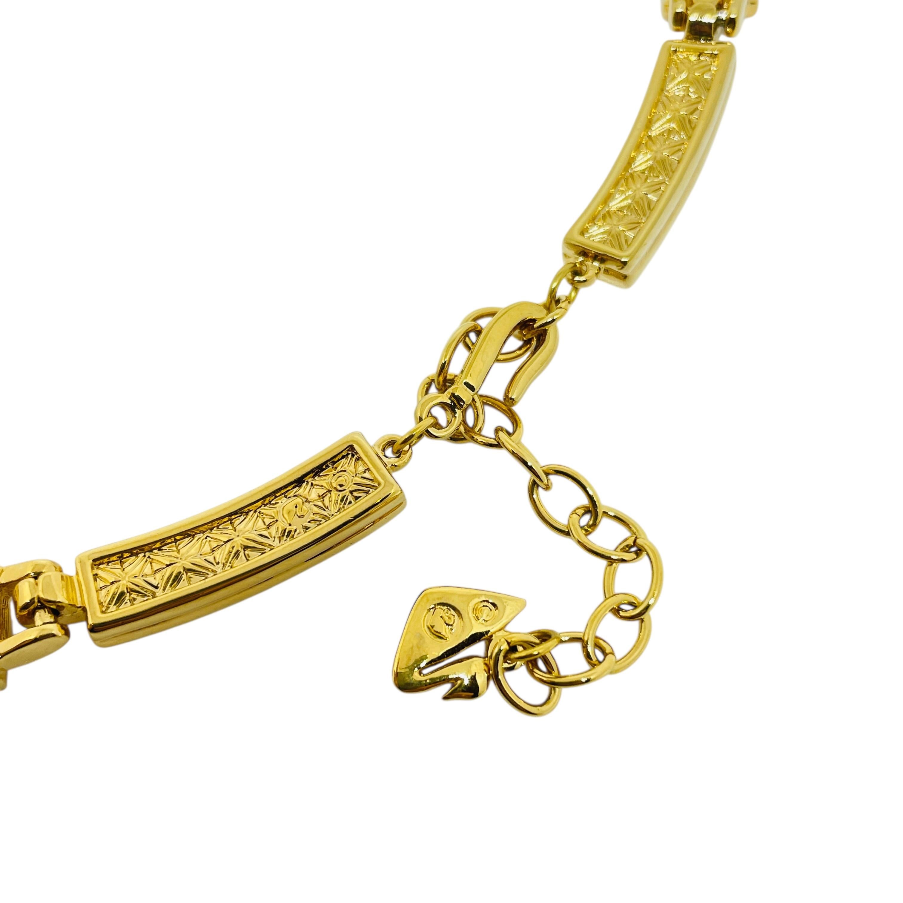 Collana firmata SWAROVSKI con logo del cigno, placcata in oro e con cristalli di ametista In condizioni buone in vendita a Palos Hills, IL