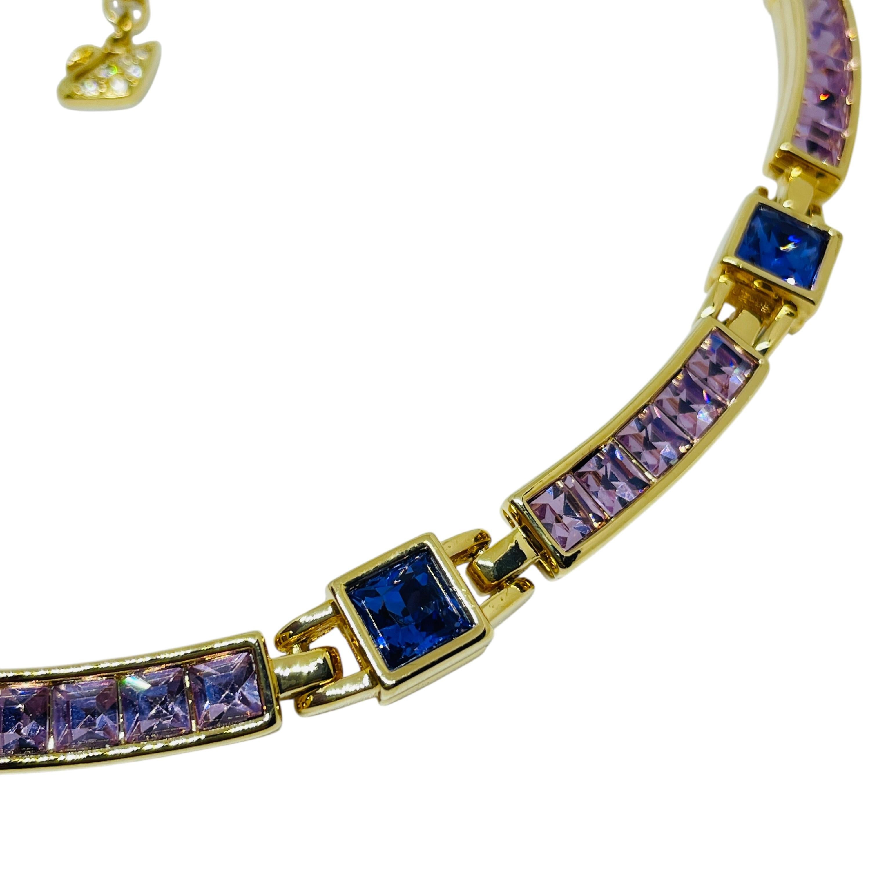 Collana firmata SWAROVSKI con logo del cigno, placcata in oro e con cristalli di ametista in vendita 3