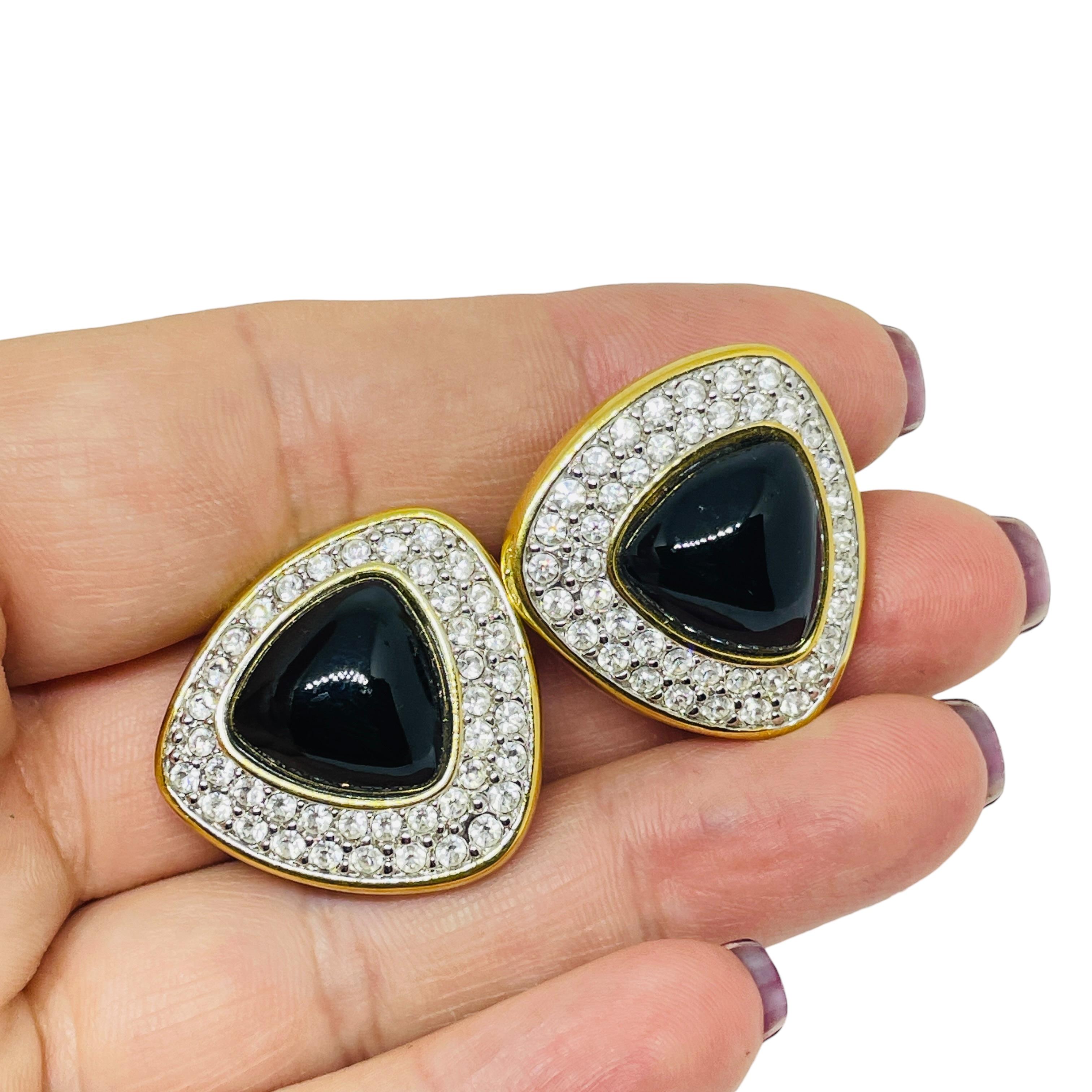 DETAILS

- • signiert SWAROVSKI Schwan Logo

- • vergoldet mit Kristallen

- • Vintage-Designer-Ohrringe
 
MASSNAHMEN  

- • CONDIT

- •  sehr guter Vintage-Zustand mit minimalen Gebrauchsspuren 

 Sku 56

❤️❤️   VINTAGE-DESIGNER-SCHMUCK  