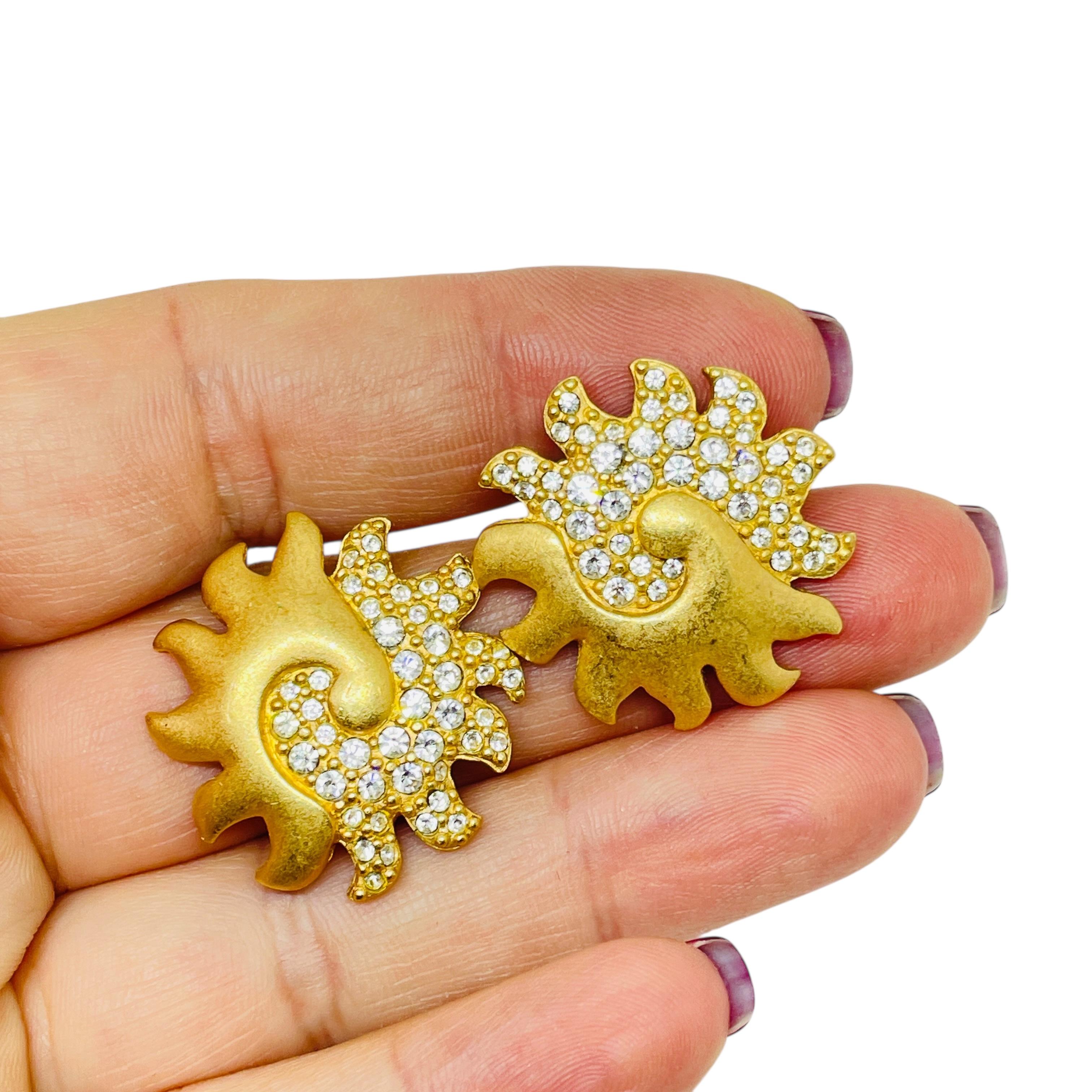 DETAILS

- • signiert SWAROVSKI Schwan Logo

- • vergoldet mit Kristallen

- • Vintage-Designer-Ohrringe
 
MASSNAHMEN  

- • CONDIT

- •  sehr guter Vintage-Zustand mit minimalen Gebrauchsspuren 

 Sku 56

❤️❤️   VINTAGE-DESIGNER-SCHMUCK  