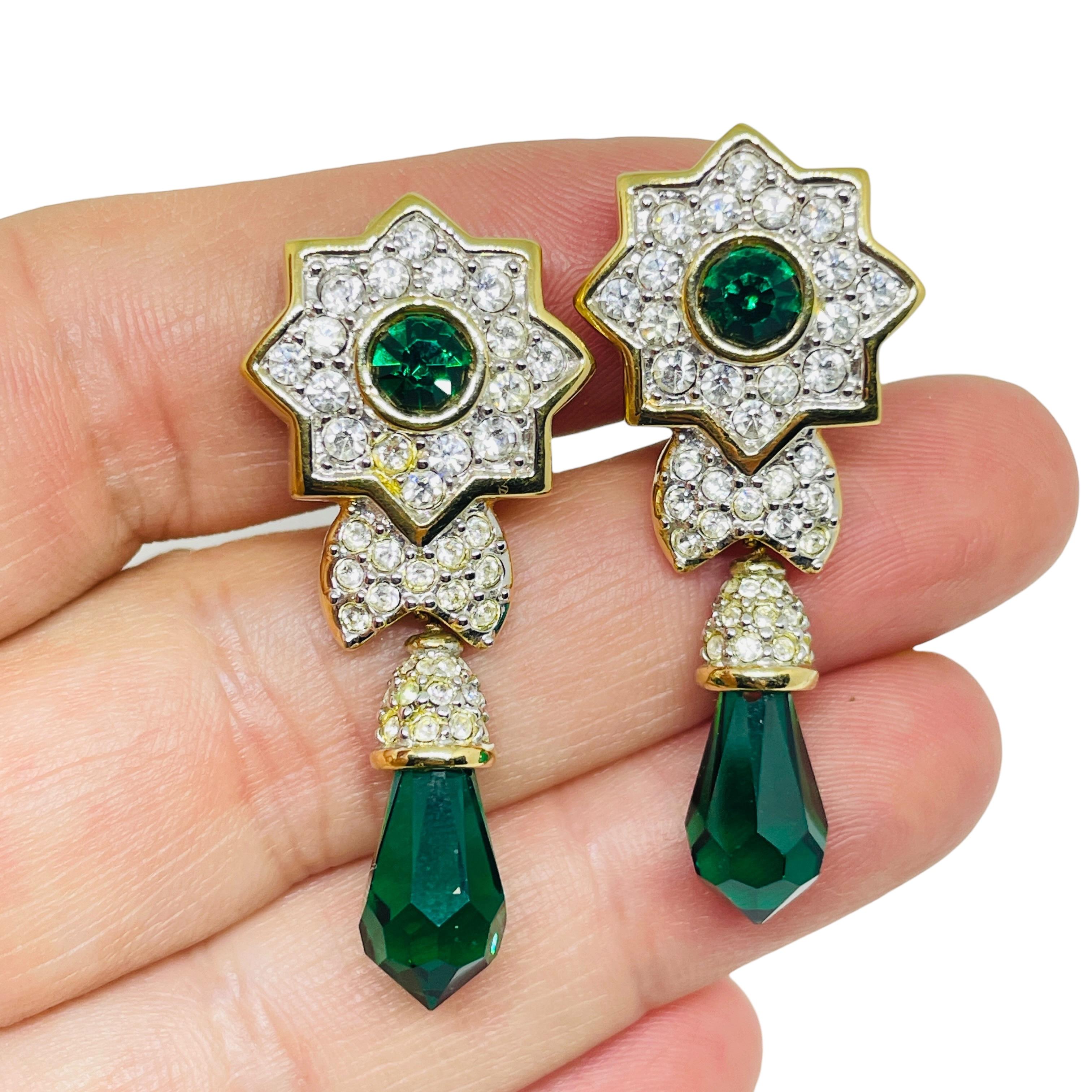 DETALLES

- logotipo del cisne SWAROVSKI firmado 

- tono dorado con cristales

- pendientes vintage de diseño
 
MEDIDAS  

- CONDICIÓN

-  muy buen estado vintage con mínimos signos de desgaste 

 Código 57

❤️❤️   JOYAS VINTAGE DE DISEÑO  