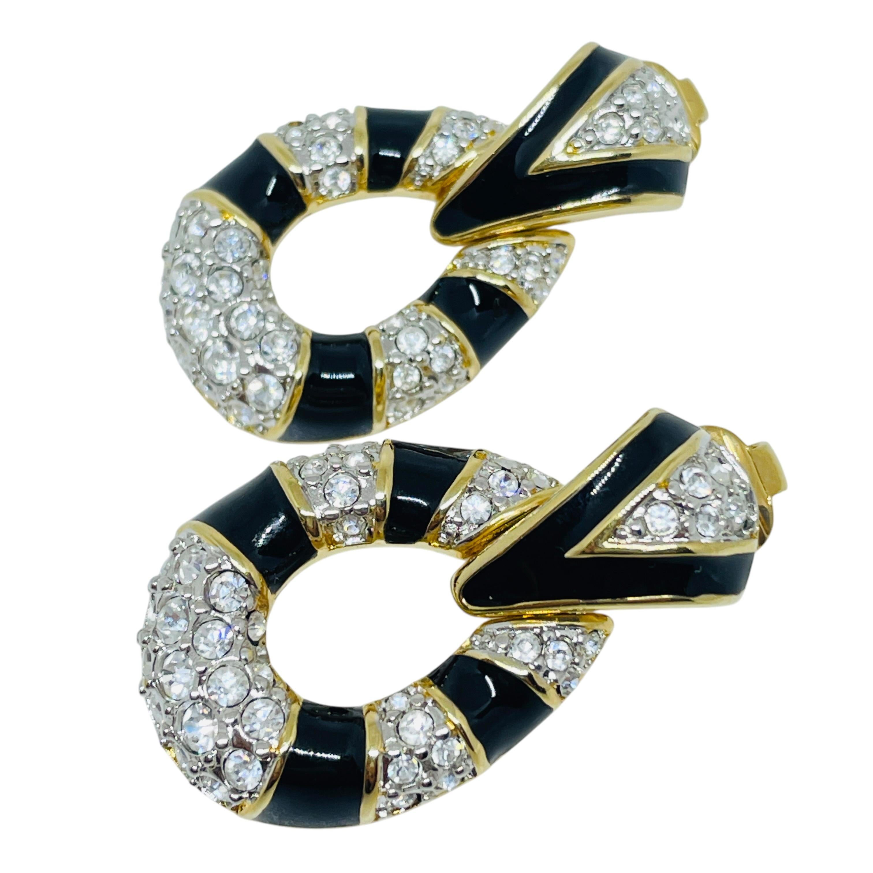 DETAILS

• signed SWAROVSKI 

• gold plated with rhinestones and enamel

• vintage designer earrings 

MEASUREMENTS

•

CONDITION

• very good vintage condition with minimal signs of wear

Sku 51

❤️❤️ VINTAGE DESIGNER JEWELRY ❤️❤️

❤️❤️ ALEXANDER’S