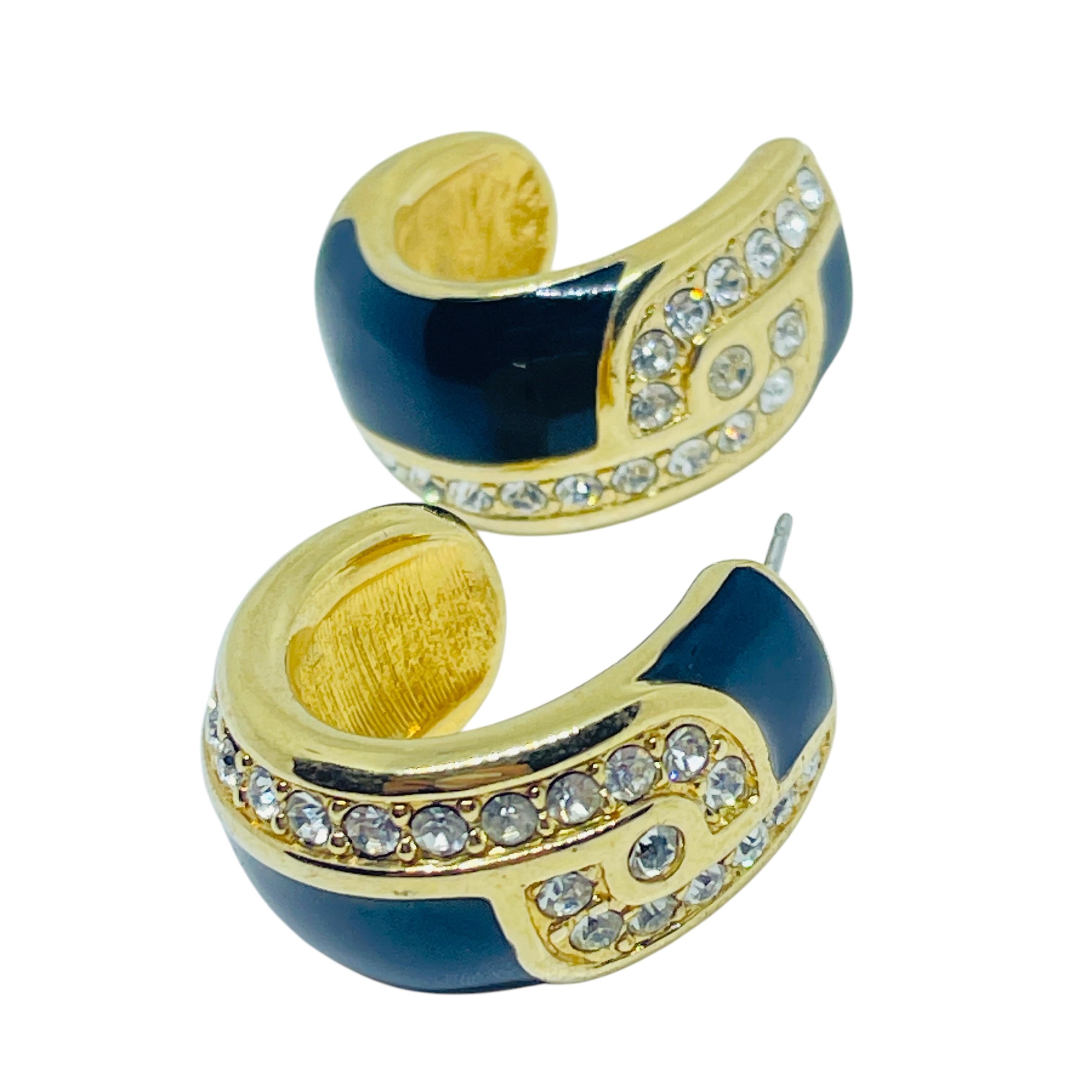 DETTAGLI

- firmato Swarovski logo del cigno

- placcato oro con smalto e strass  

- orecchini vintage di design 

MISURE

-

CONDIZIONE

- ottime condizioni vintage con minimi segni di usura

Sku 50

❤️❤️ GIOIELLI VINTAGE DI DESIGN ❤️❤️

❤️❤️