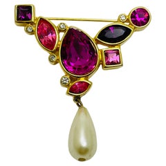 Broche de créateur Swan signée en plaqué or rose violet cristal goutte perle
